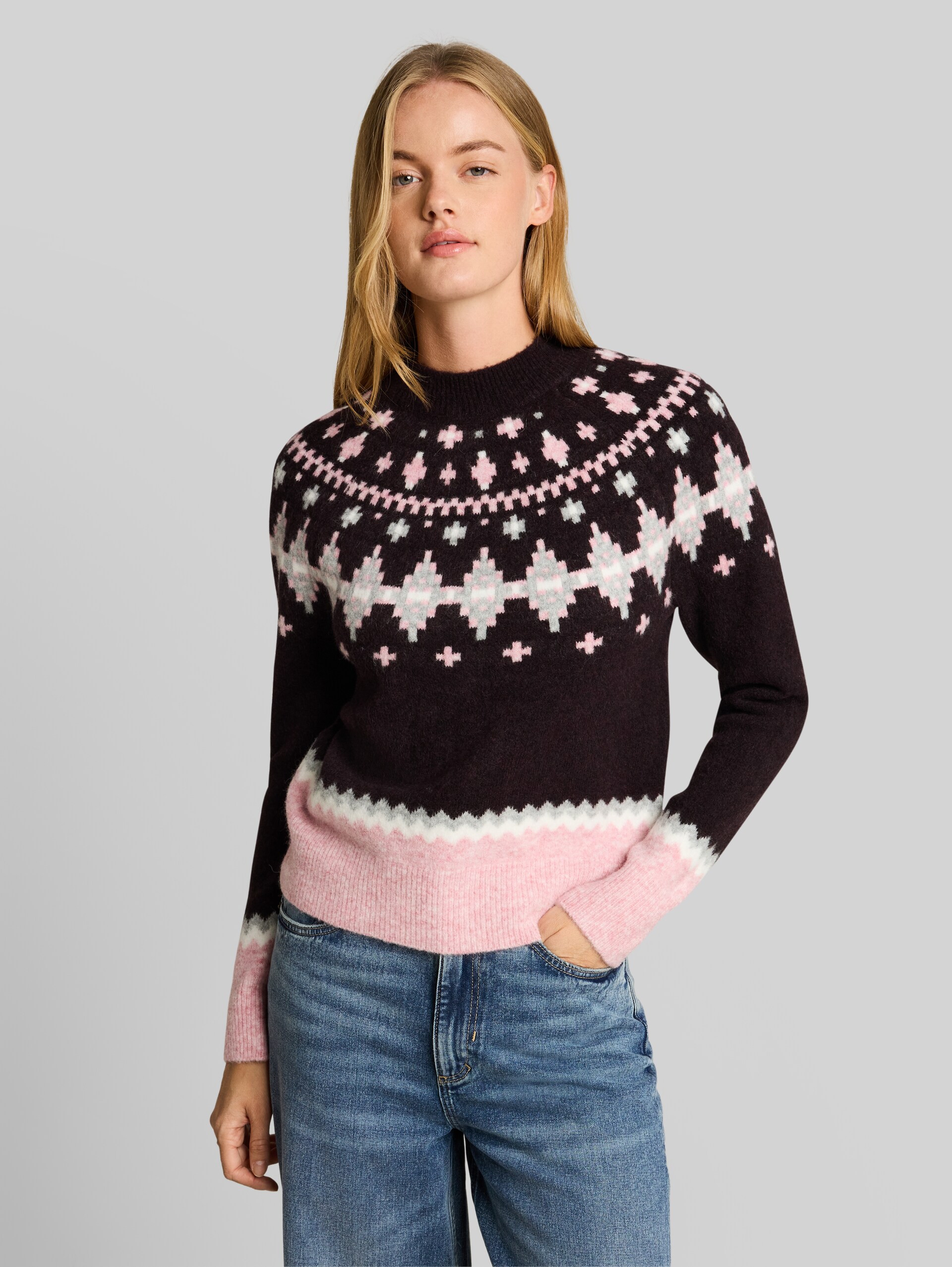 Relaxed Fit Norweger Strickpullover mit Wollanteil - plum pink grey fair isle - Ausschnitt Model-Vorderansicht