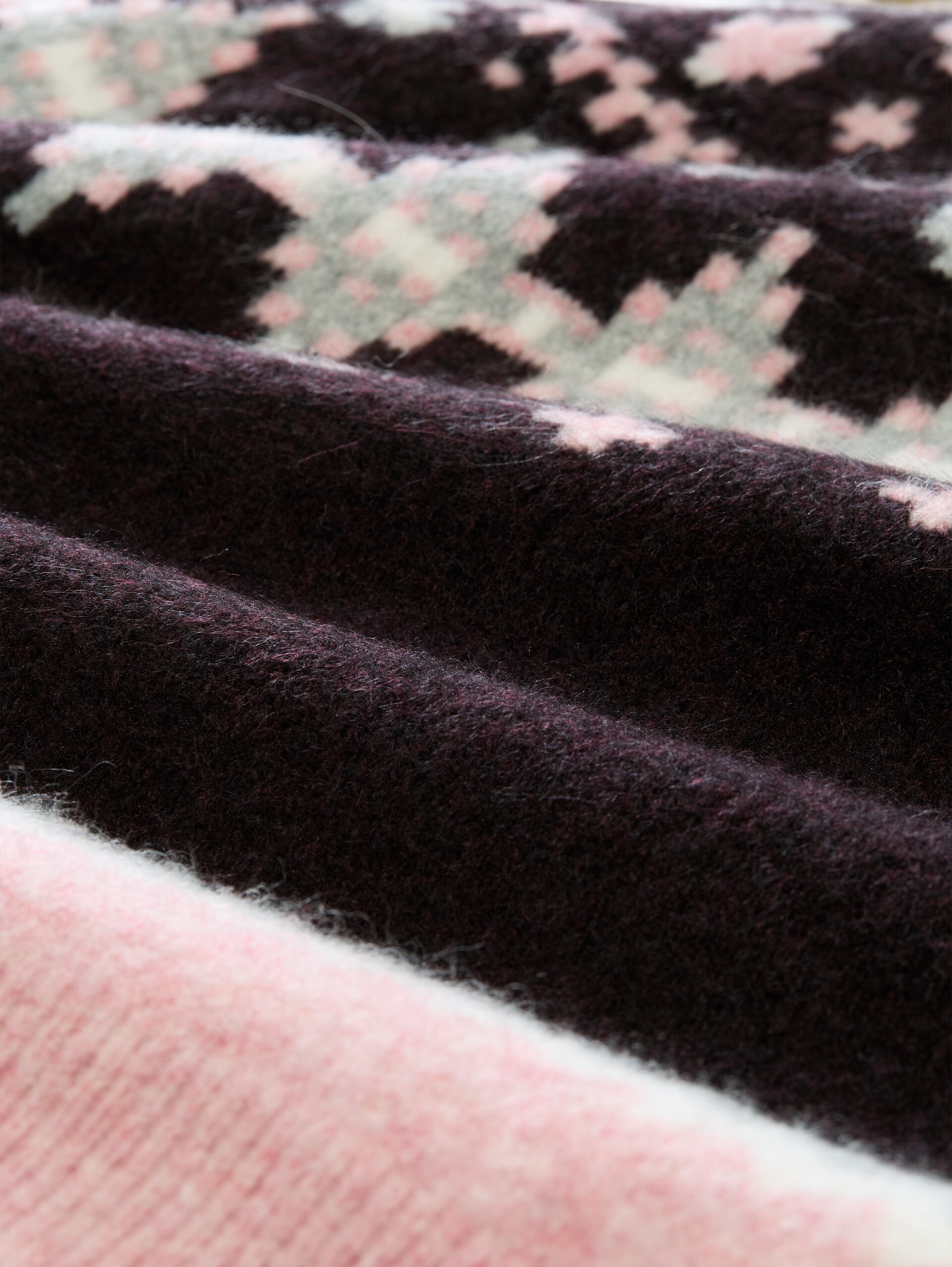 Relaxed Fit Norweger Strickpullover mit Wollanteil - plum pink grey fair isle - Material-Ansicht