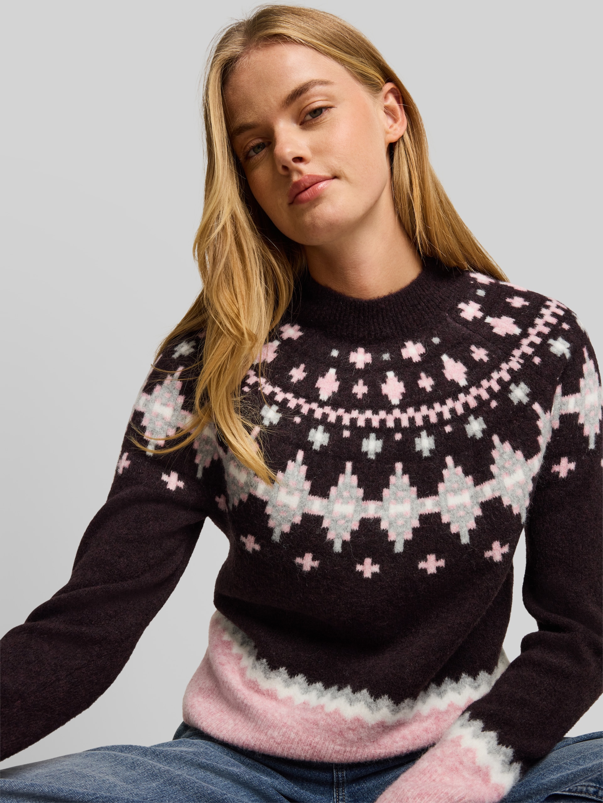 Relaxed Fit Norweger Strickpullover mit Wollanteil - plum pink grey fair isle - Detail-Model-Ansicht