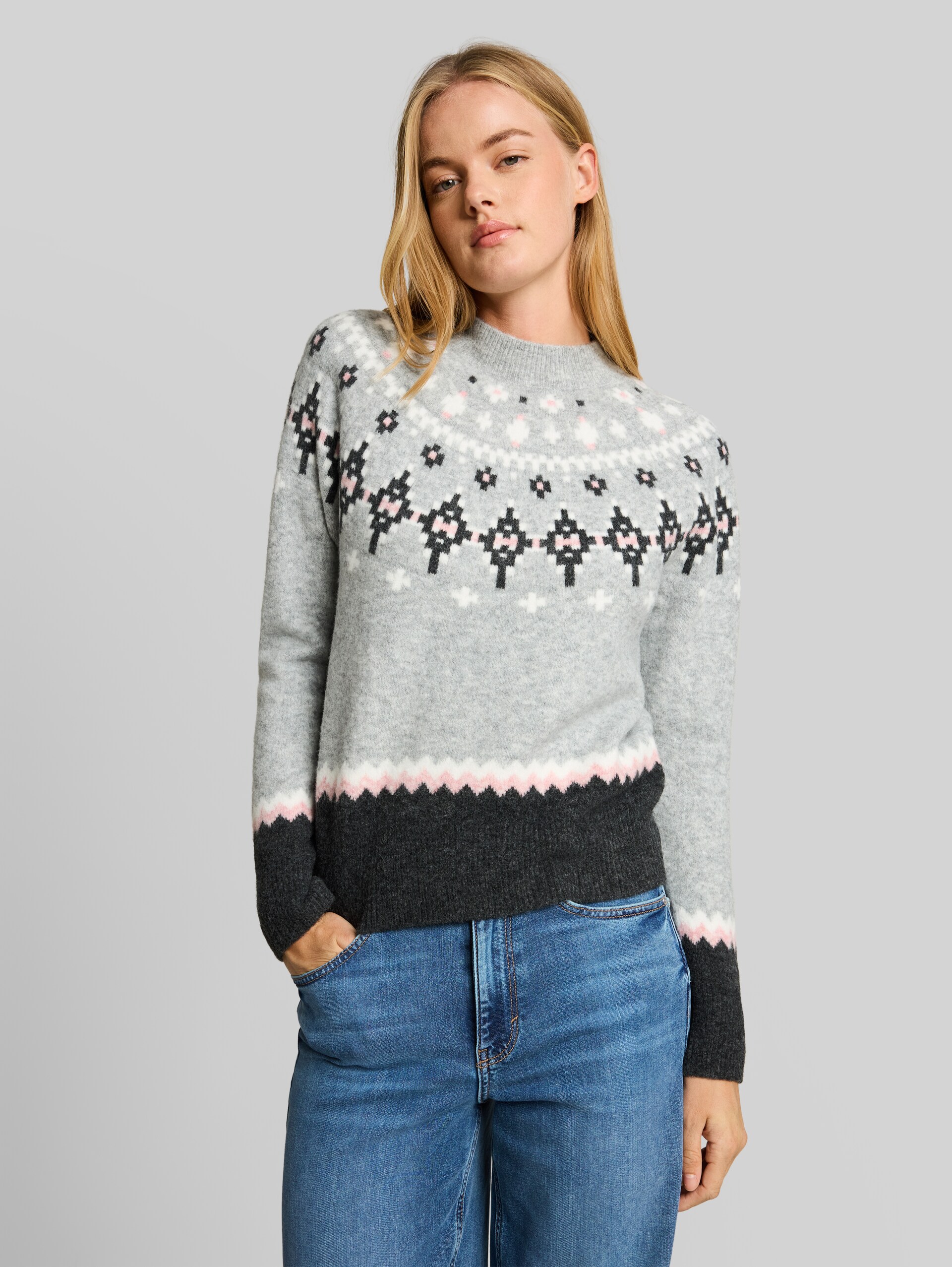 Relaxed Fit Norweger Strickpullover mit Wollanteil - grey pink fair isle - Ausschnitt Model-Vorderansicht