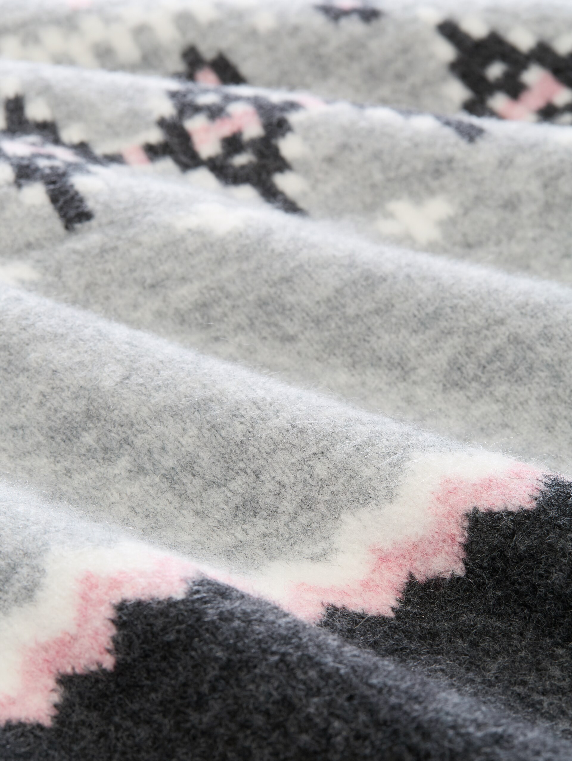 Relaxed Fit Norweger Strickpullover mit Wollanteil - grey pink fair isle - Material-Ansicht