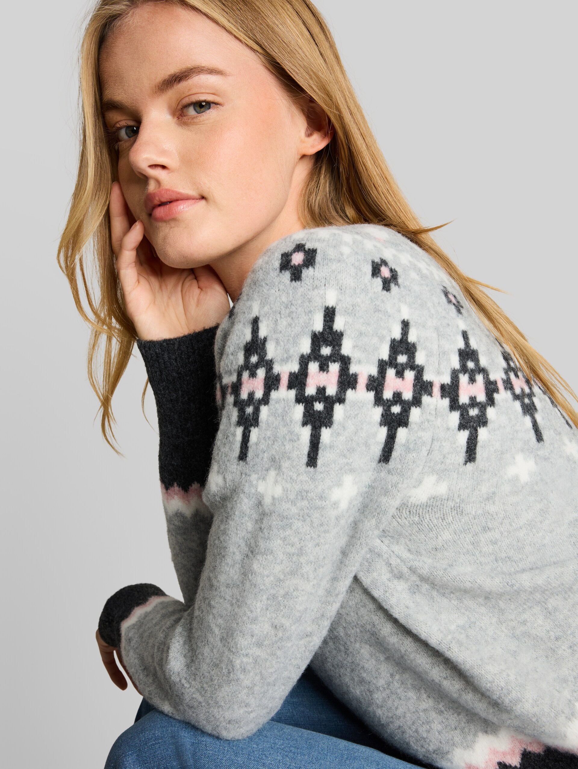 Relaxed Fit Norweger Strickpullover mit Wollanteil - grey pink fair isle - Detail-Model-Ansicht