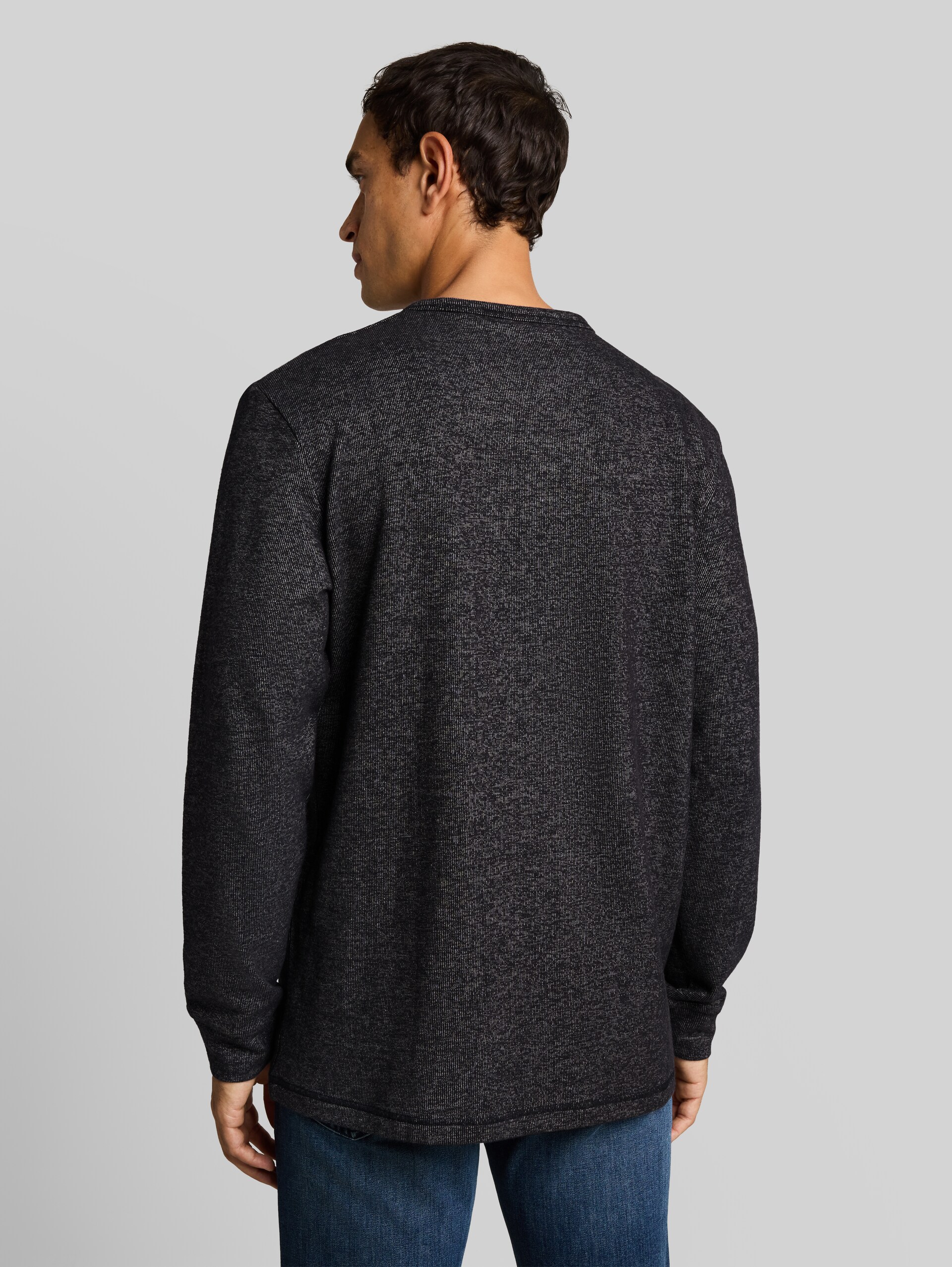 Langarmshirt mit Badge - navy black white structure - Auschnitt Model-Rückansicht