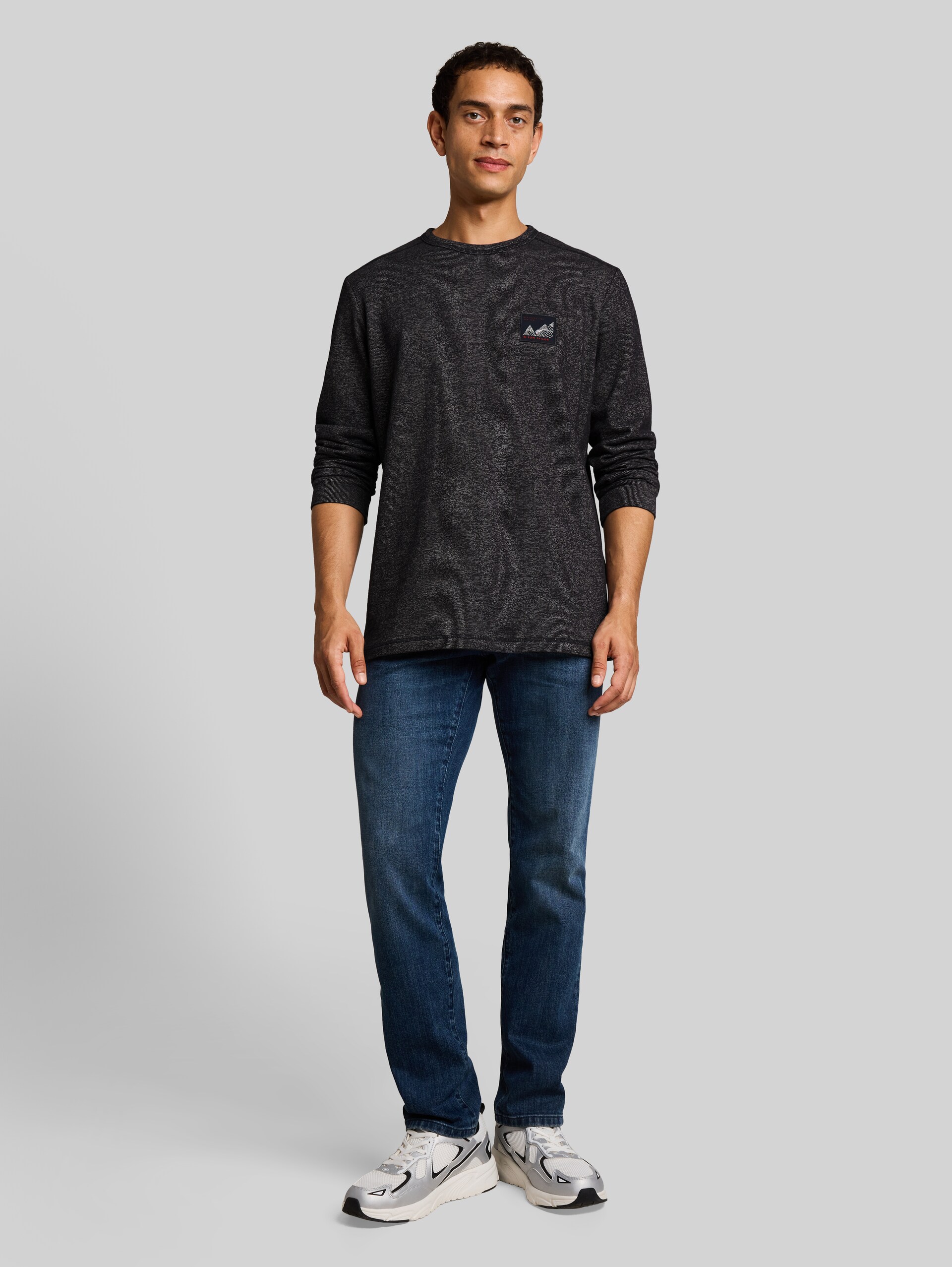 Langarmshirt mit Badge - navy black white structure - Model-Vorderansicht