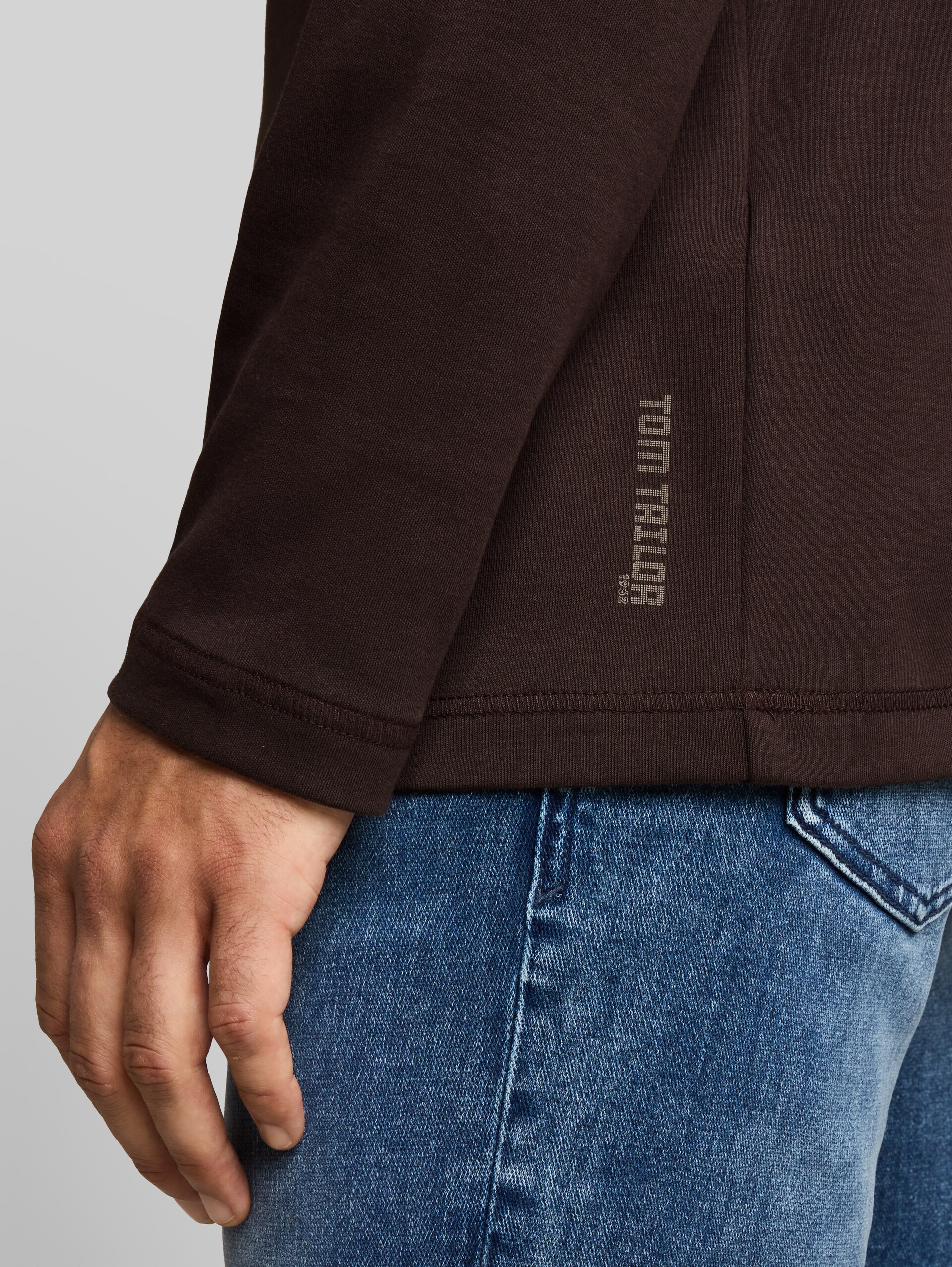 Trui met col en logoprint - Dark Chocolate Brown - Detailaanzicht model
