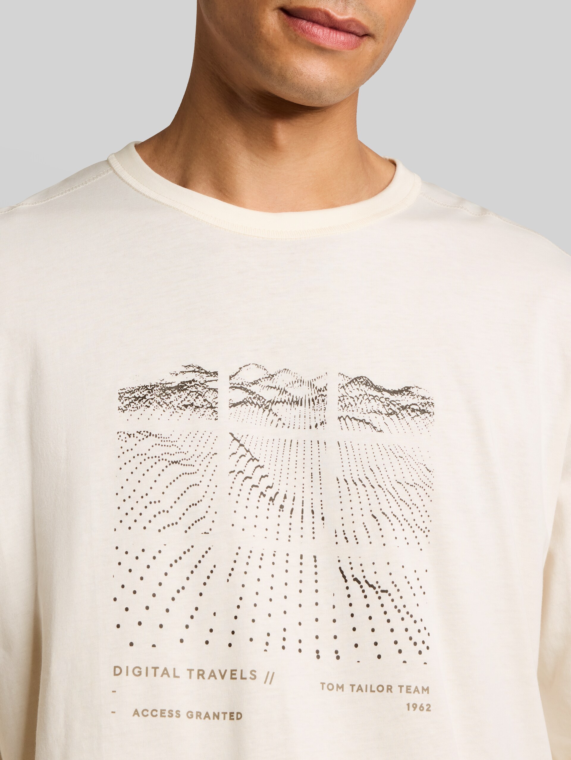 Langarmshirt mit Print - Gardenia White - Detail-Model-Ansicht