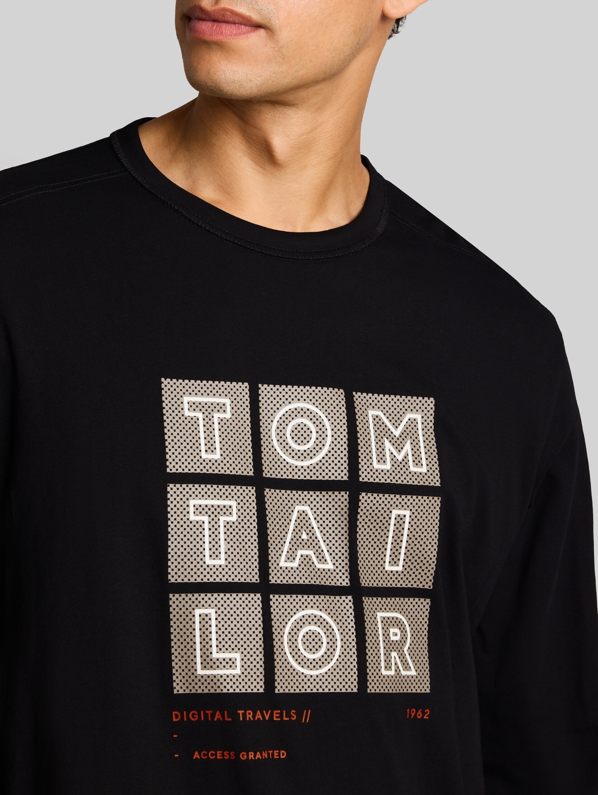 Langarmshirt mit Print - Black - Detail-Model-Ansicht