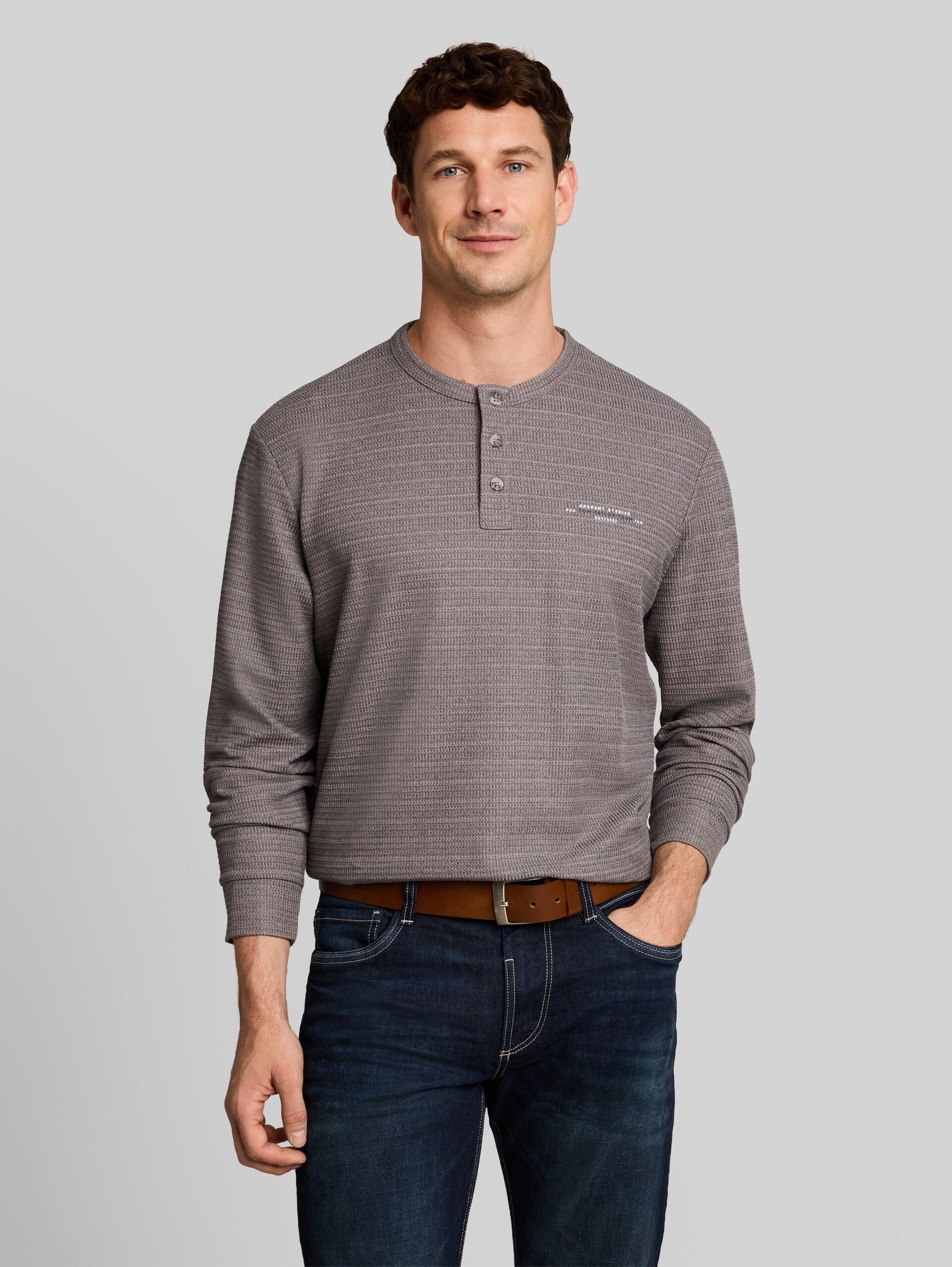Henley Langarmshirt in Melange-Optik - taupe blue inject structure - Ausschnitt Model-Vorderansicht