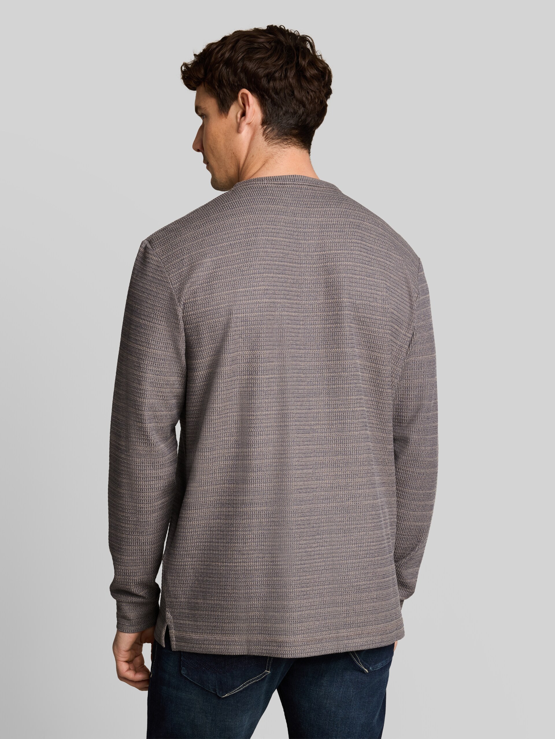 Henley Langarmshirt in Melange-Optik - taupe blue inject structure - Auschnitt Model-Rückansicht