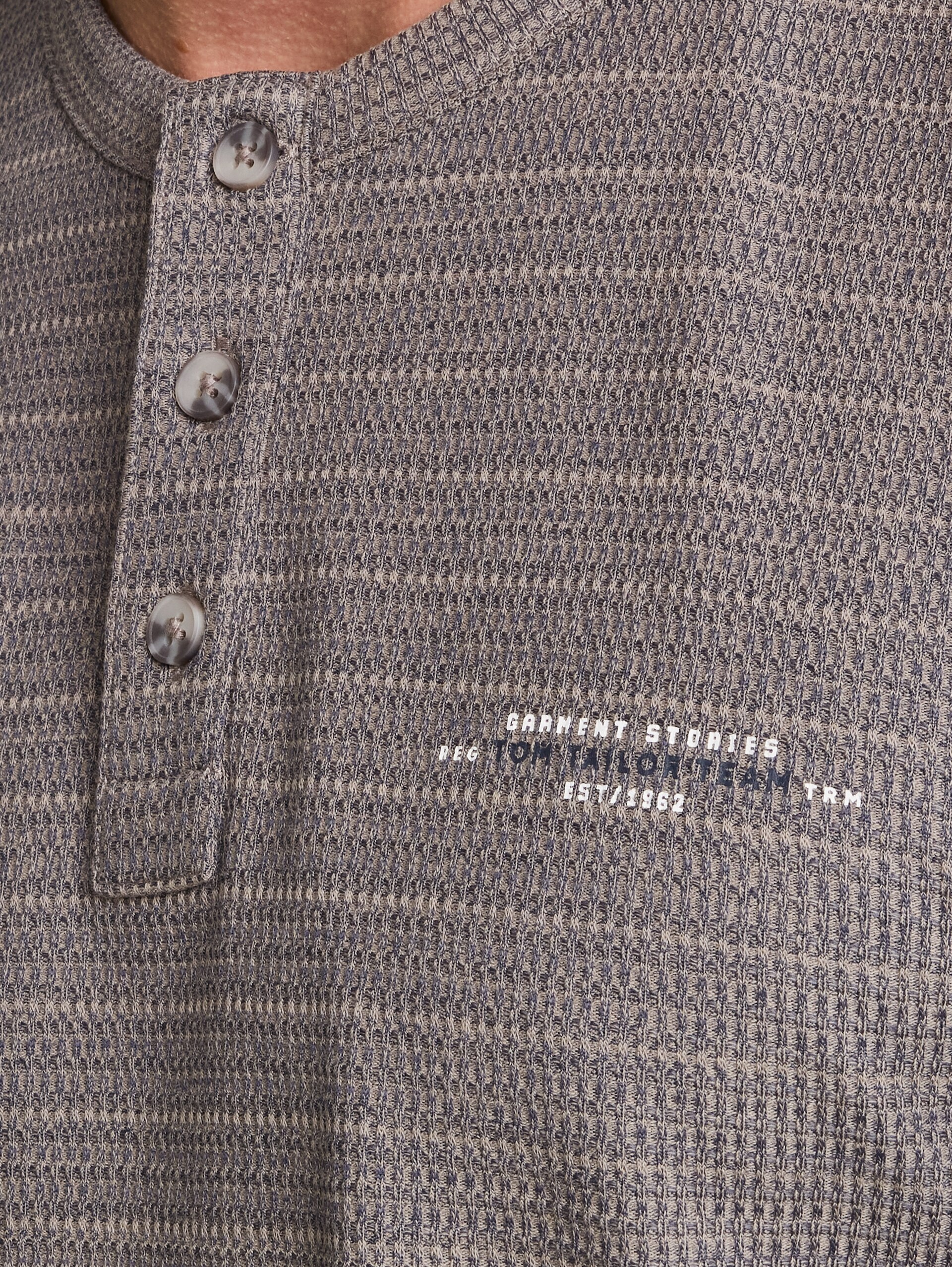 Henley Langarmshirt in Melange-Optik - taupe blue inject structure - Detail-Model-Ansicht