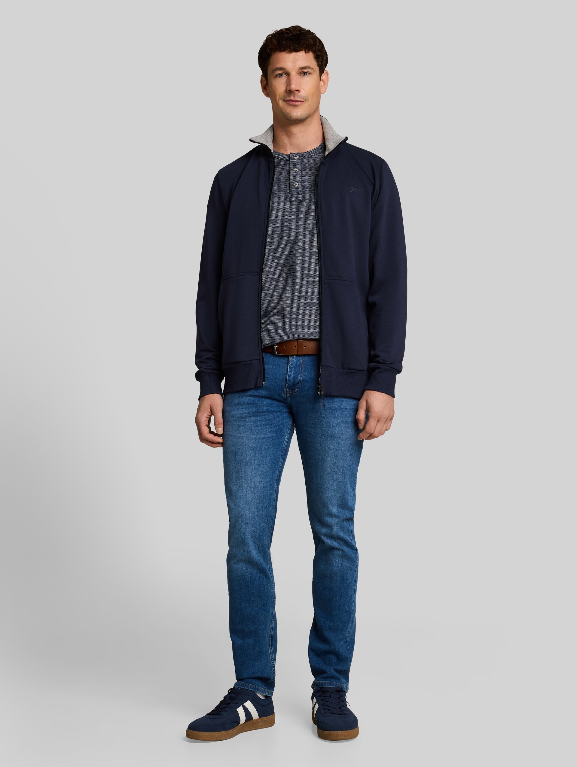 Henley-shirt met lange mouwen in gemêleerde look - blue mint inject structure - Model vooraanzicht