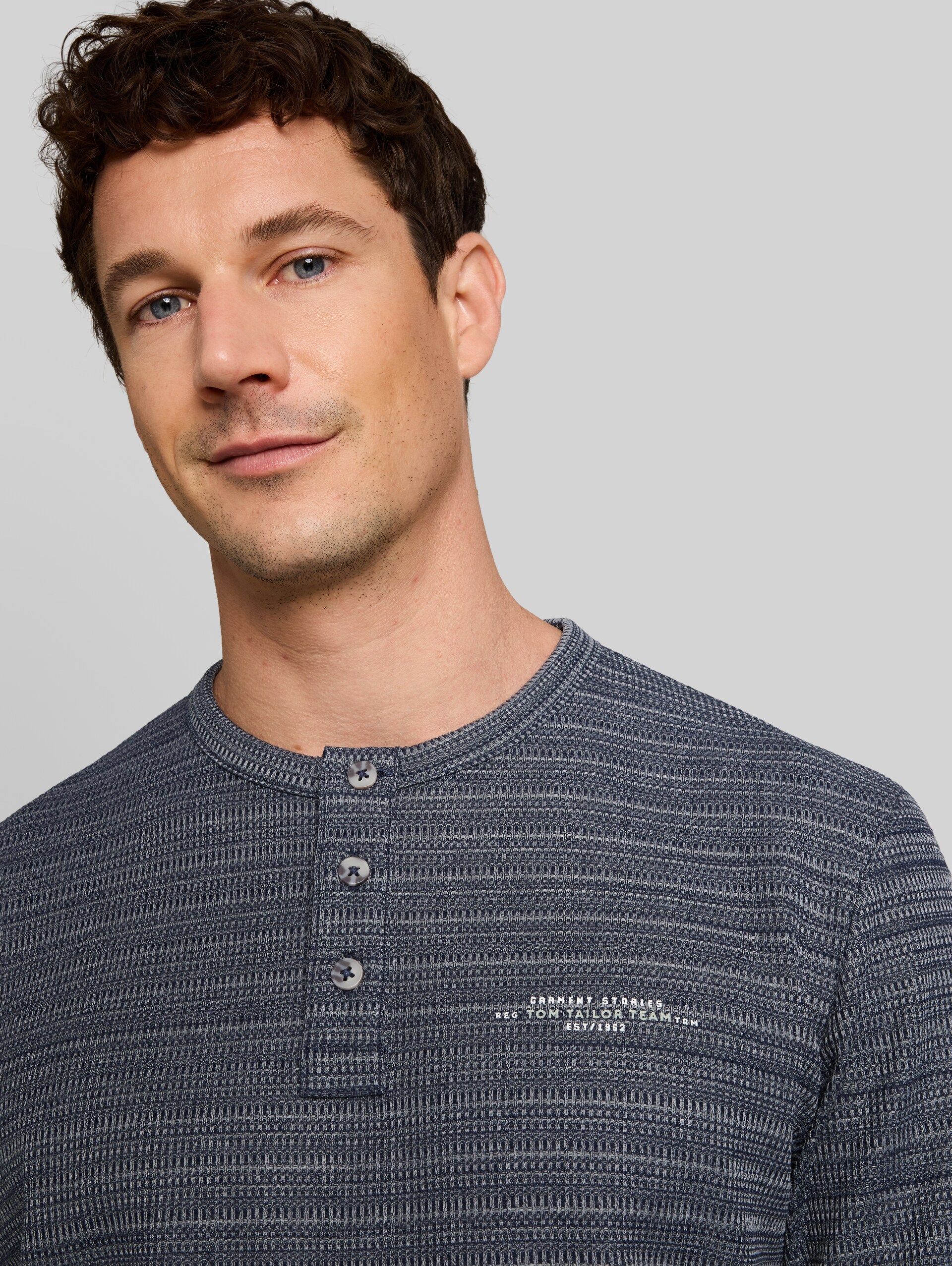 Henley-shirt met lange mouwen in gemêleerde look - blue mint inject structure - Detailaanzicht model