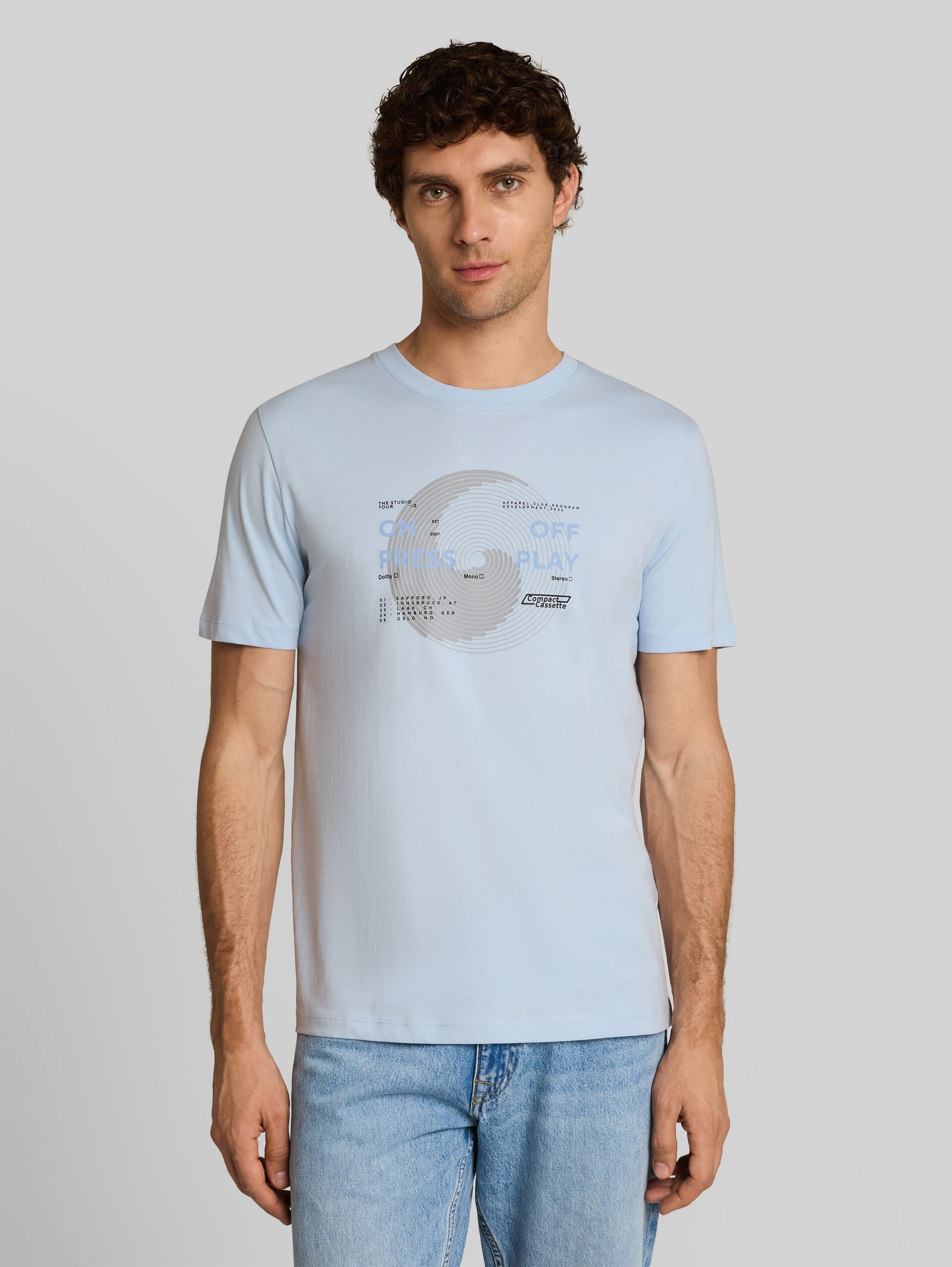 T-Shirt mit Print - Light Metal Blue - Ausschnitt Model-Vorderansicht