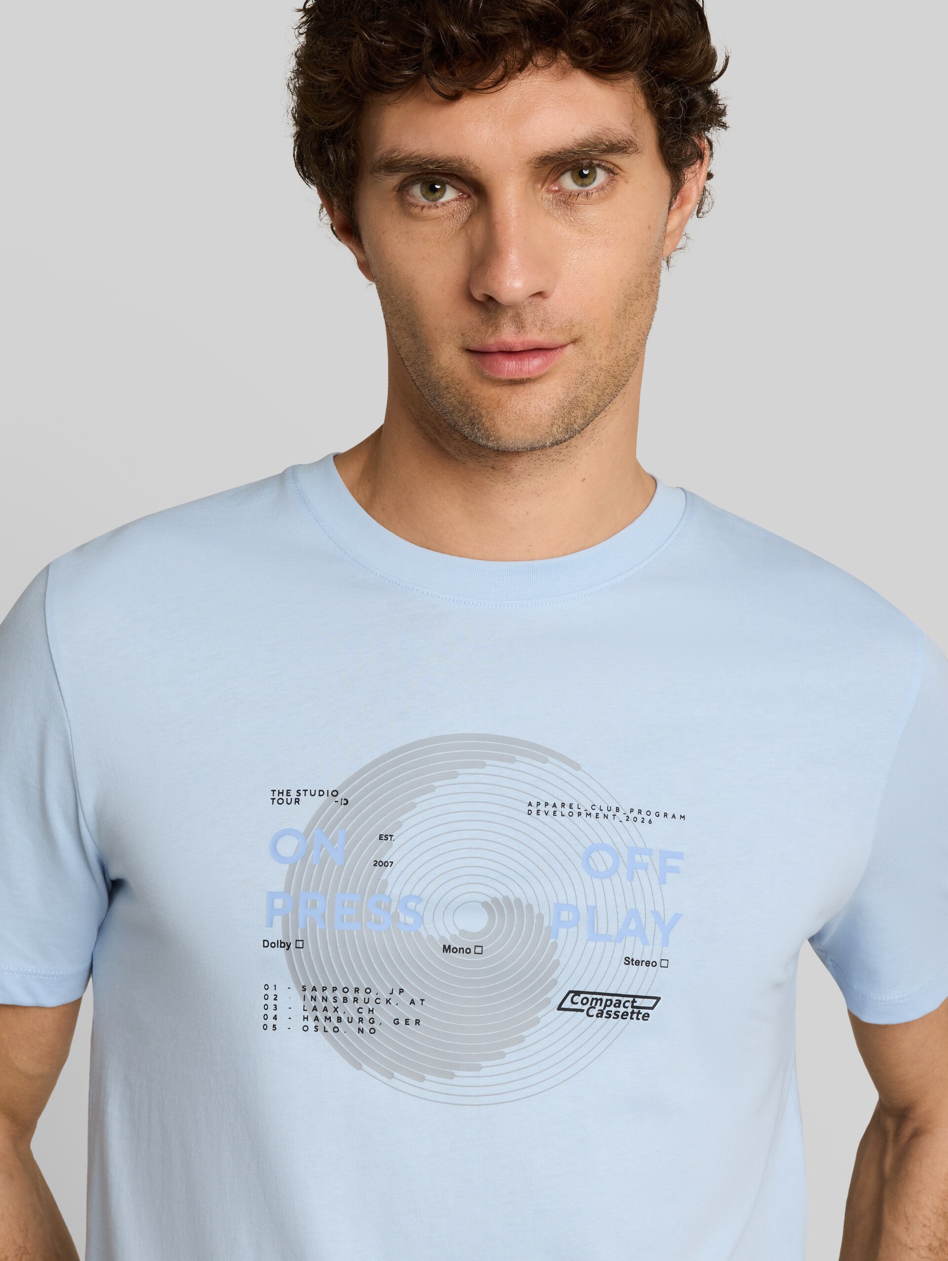 T-Shirt mit Print - Light Metal Blue - Detail-Model-Ansicht