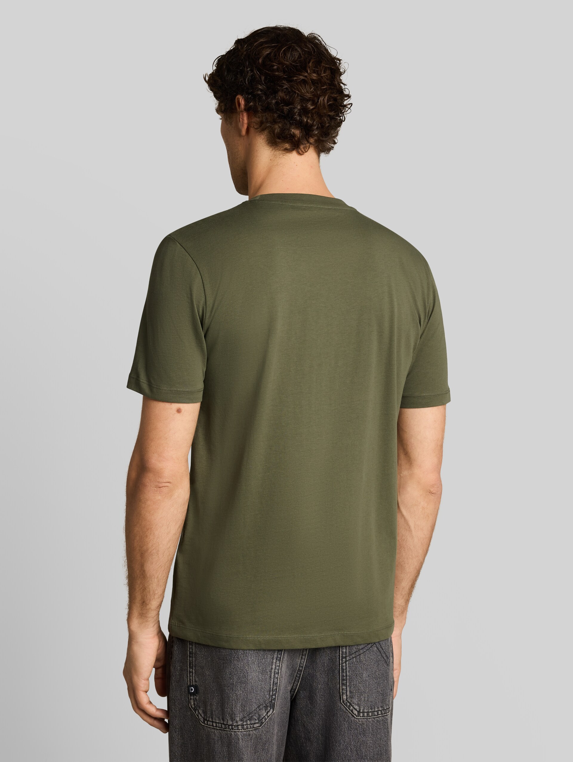 T-Shirt mit Print - urban olive green - Auschnitt Model-Rückansicht