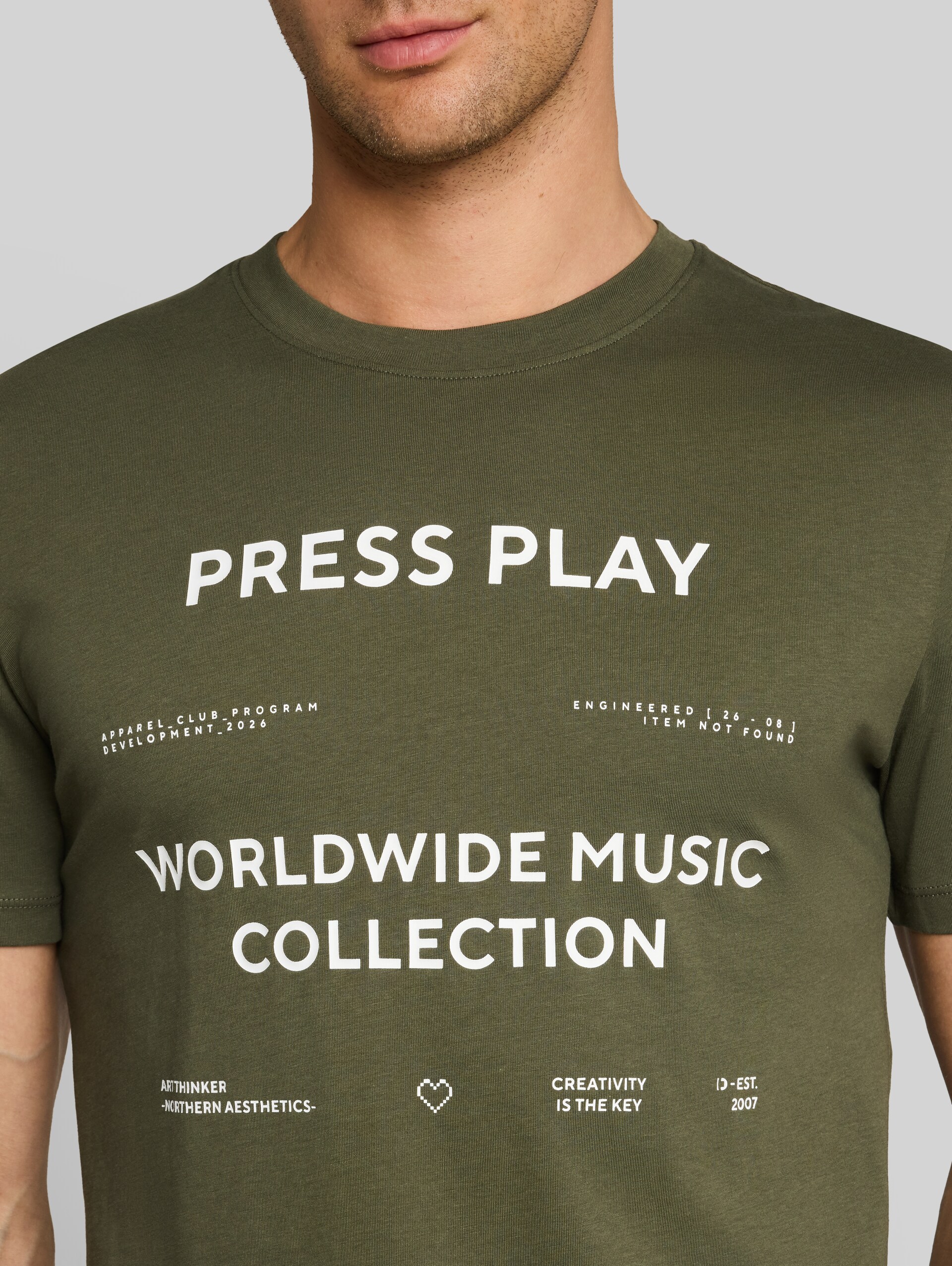 T-Shirt mit Print - urban olive green - Detail-Model-Ansicht
