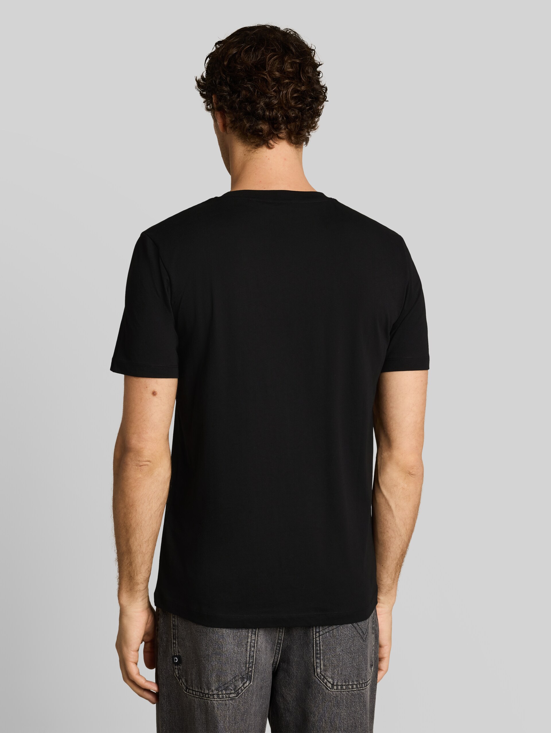T-Shirt mit Print - Black - Auschnitt Model-Rückansicht