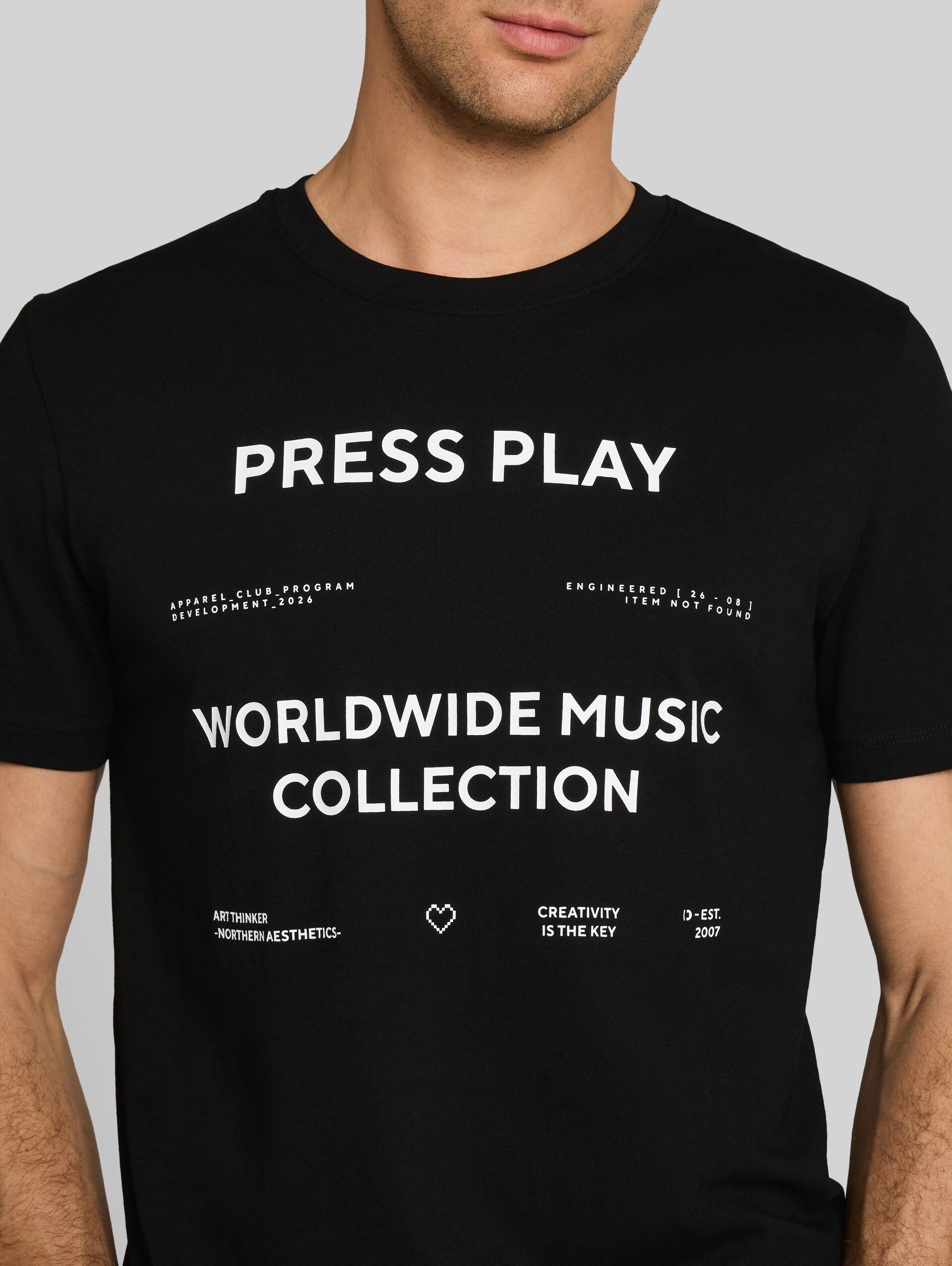 T-Shirt mit Print - Black - Detail-Model-Ansicht