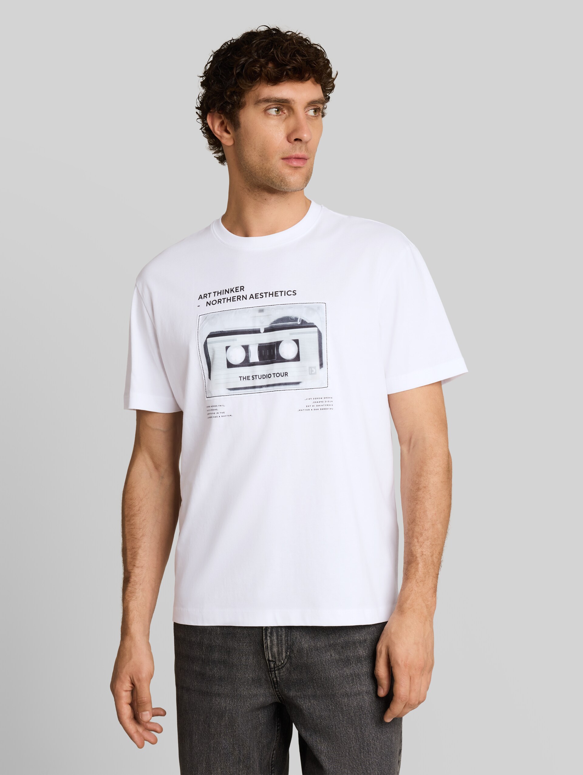 Relaxed Fit T-Shirt mit Print - White - Ausschnitt Model-Vorderansicht