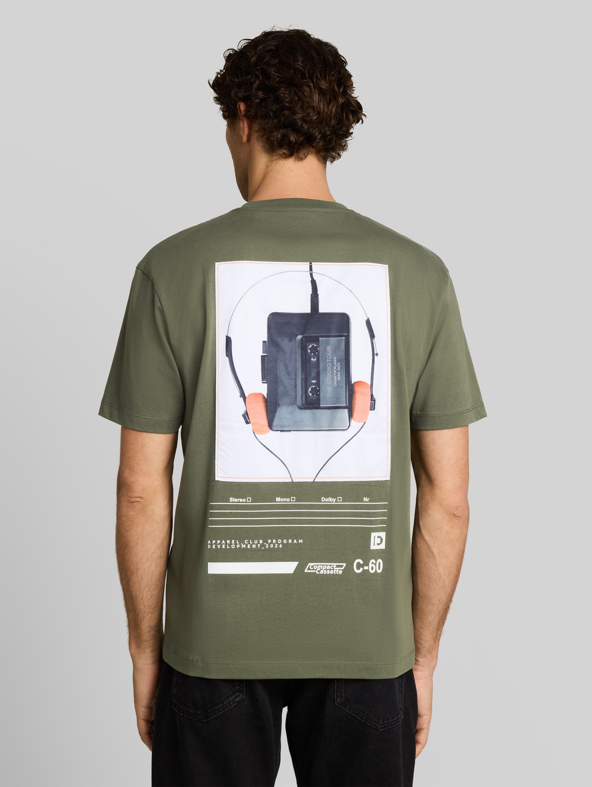 T-shirt met print in relaxed fit - urban olive green - Neklijn model-achteraanzicht