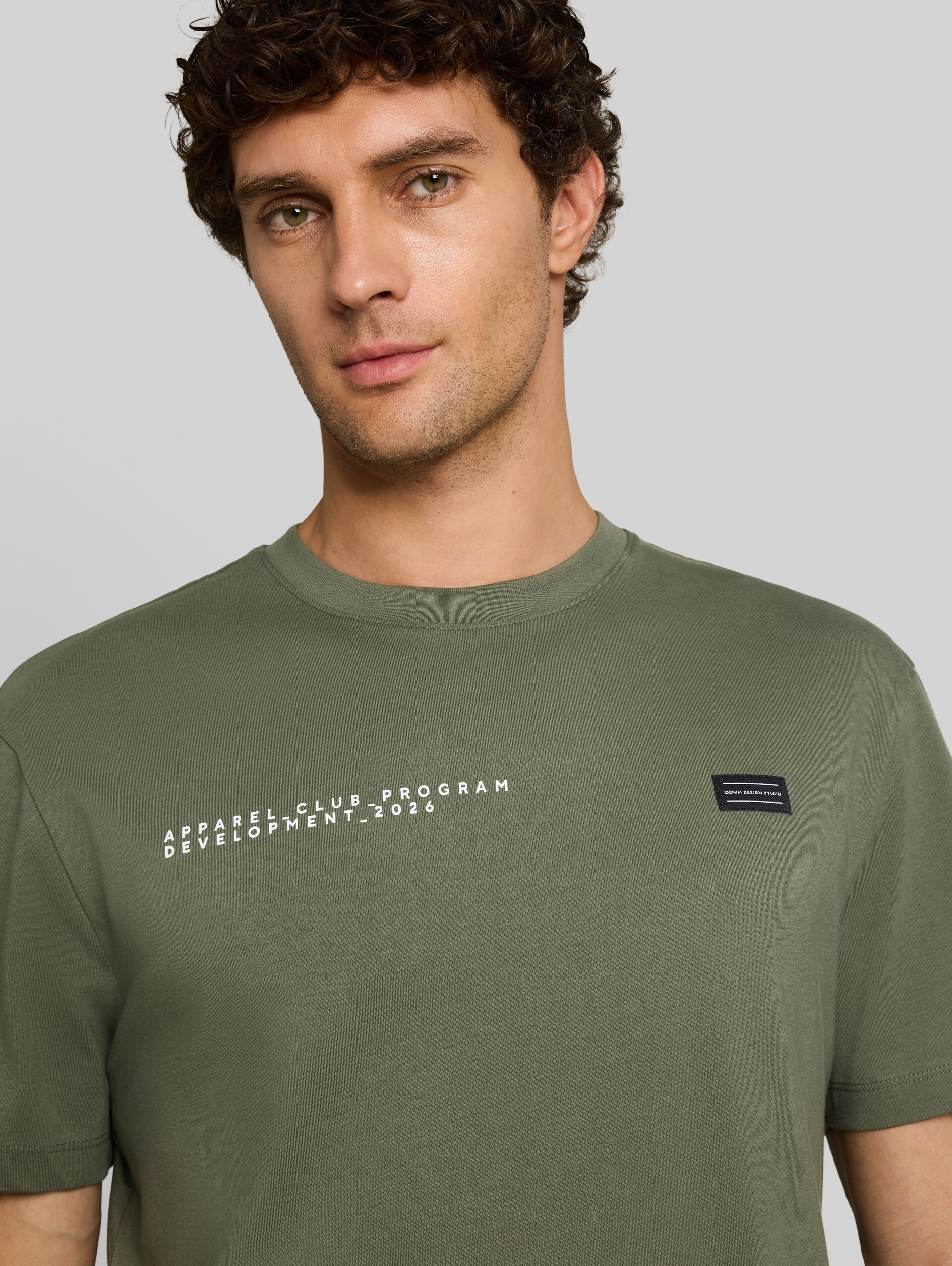 T-shirt met print in relaxed fit - urban olive green - Detailaanzicht model