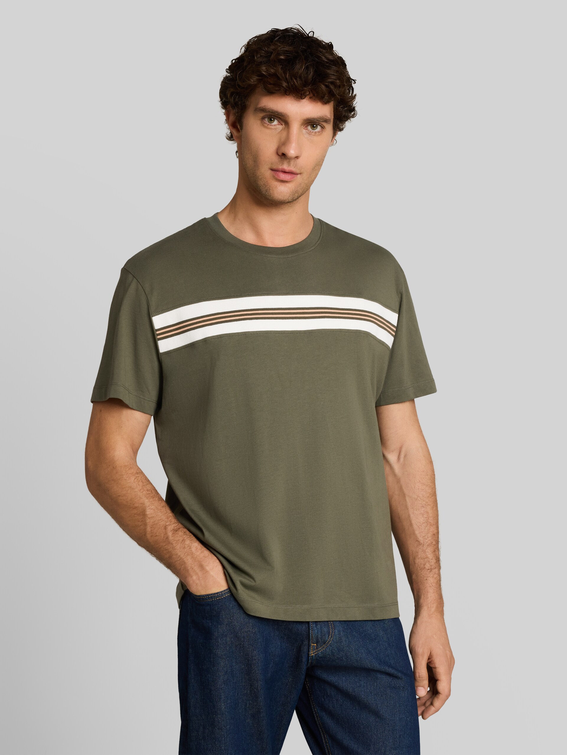 Relaxed Fit T-Shirt aus Baumwolle - urban olive green - Ausschnitt Model-Vorderansicht