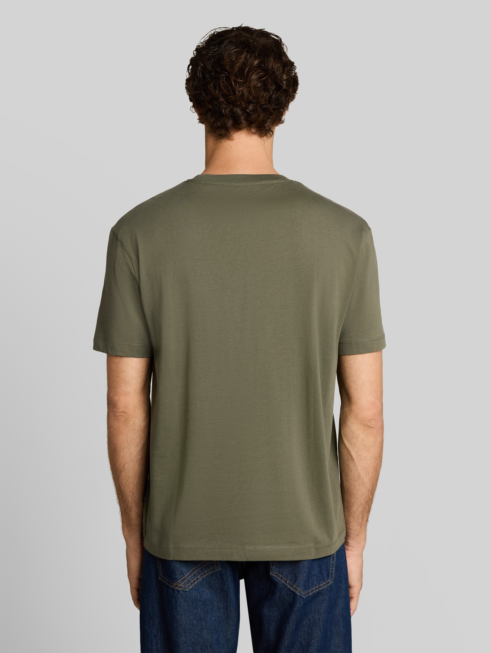 Relaxed Fit T-Shirt aus Baumwolle - urban olive green - Auschnitt Model-Rückansicht