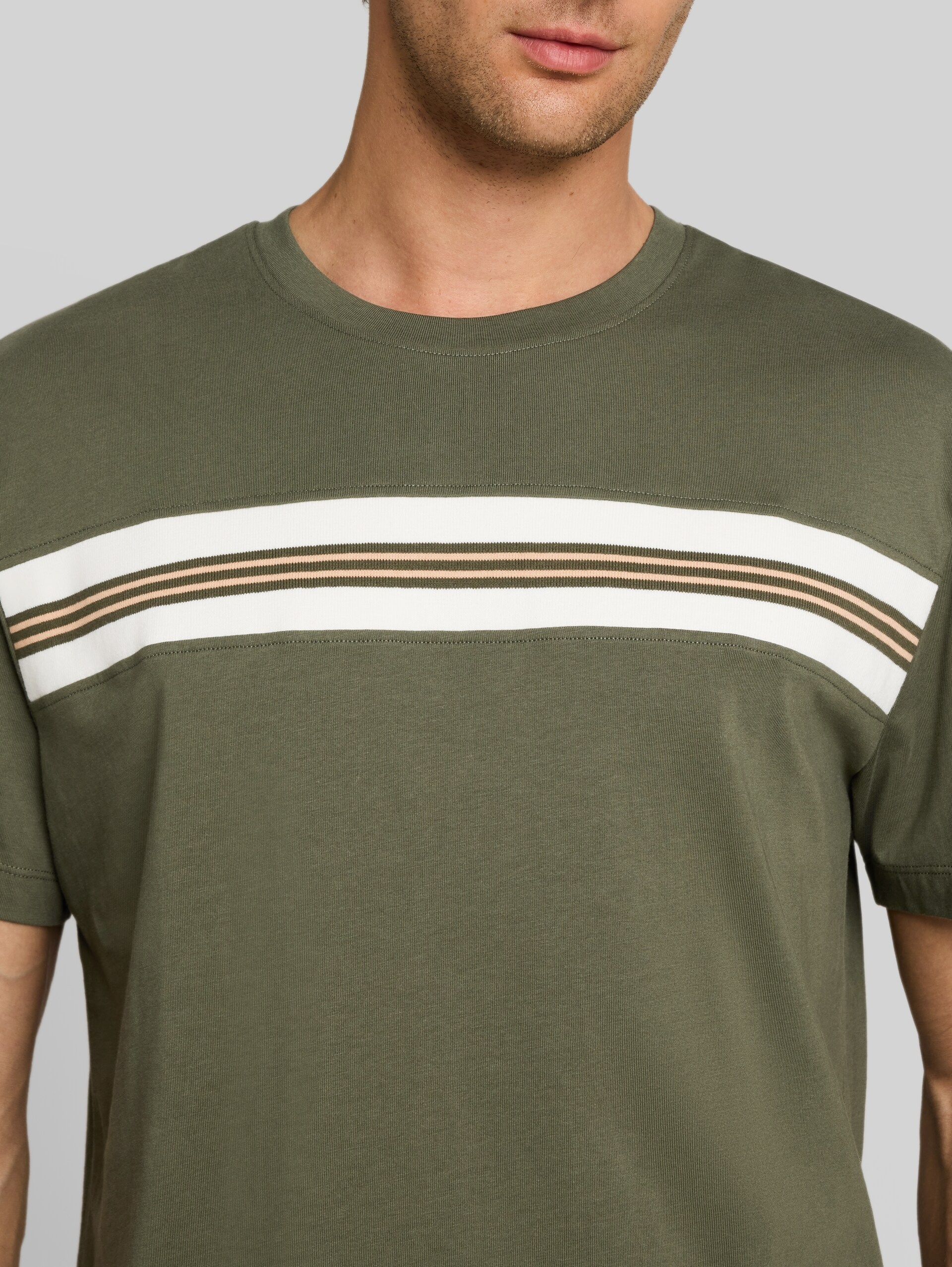 Relaxed Fit T-Shirt aus Baumwolle - urban olive green - Detail-Model-Ansicht