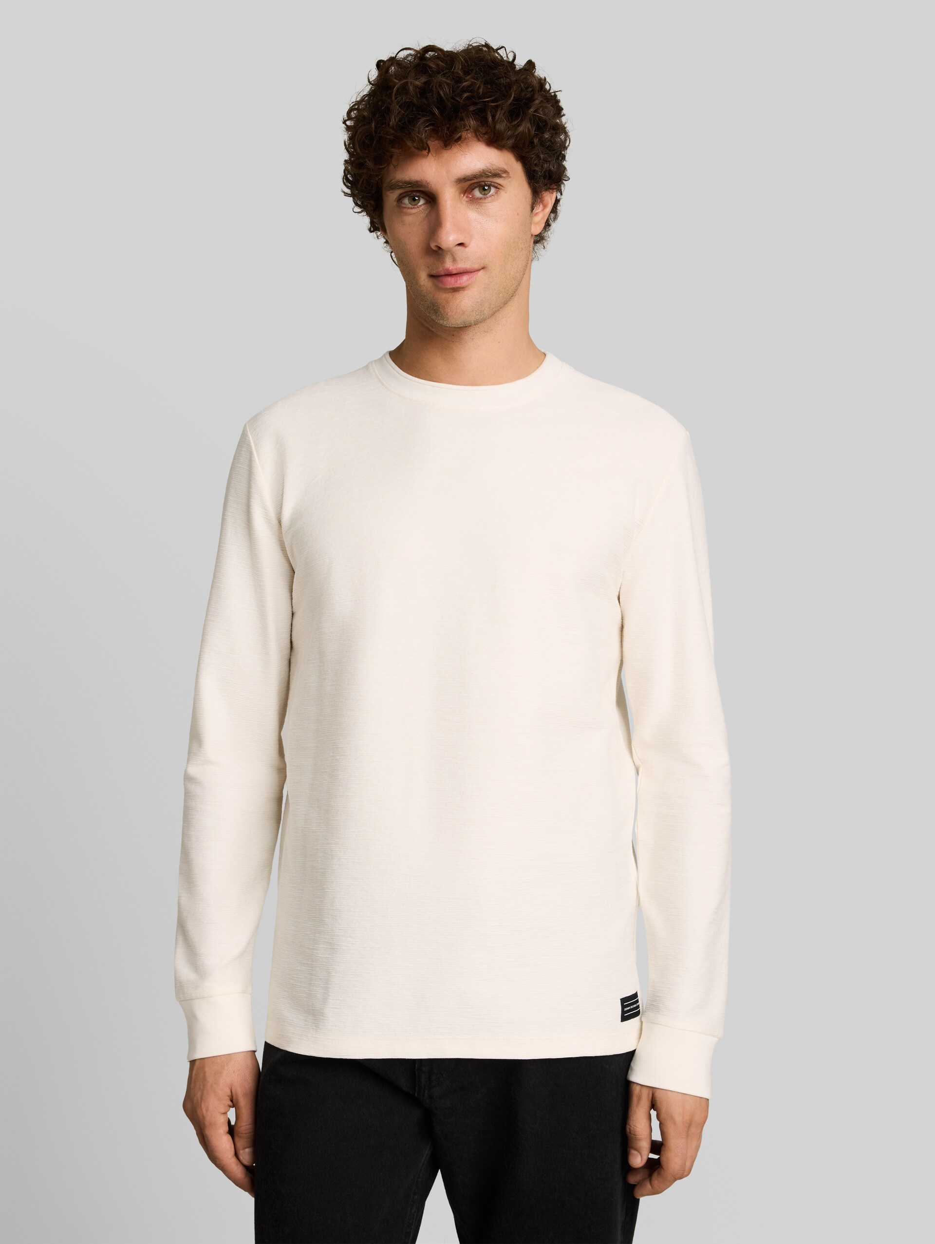 Langarmshirt mit Logo-Badge - Gardenia White - Ausschnitt Model-Vorderansicht
