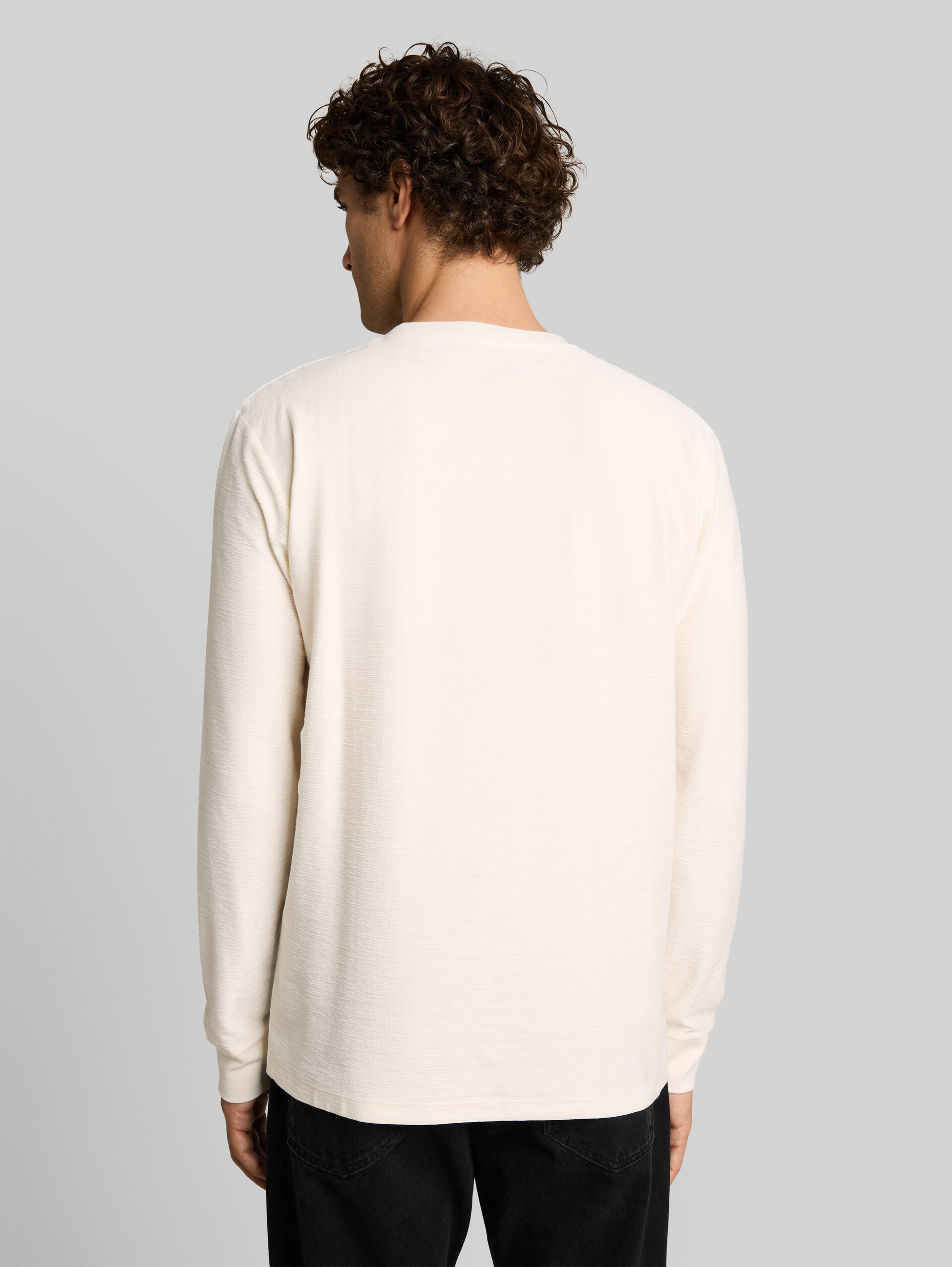 Langarmshirt mit Logo-Badge - Gardenia White - Auschnitt Model-Rückansicht