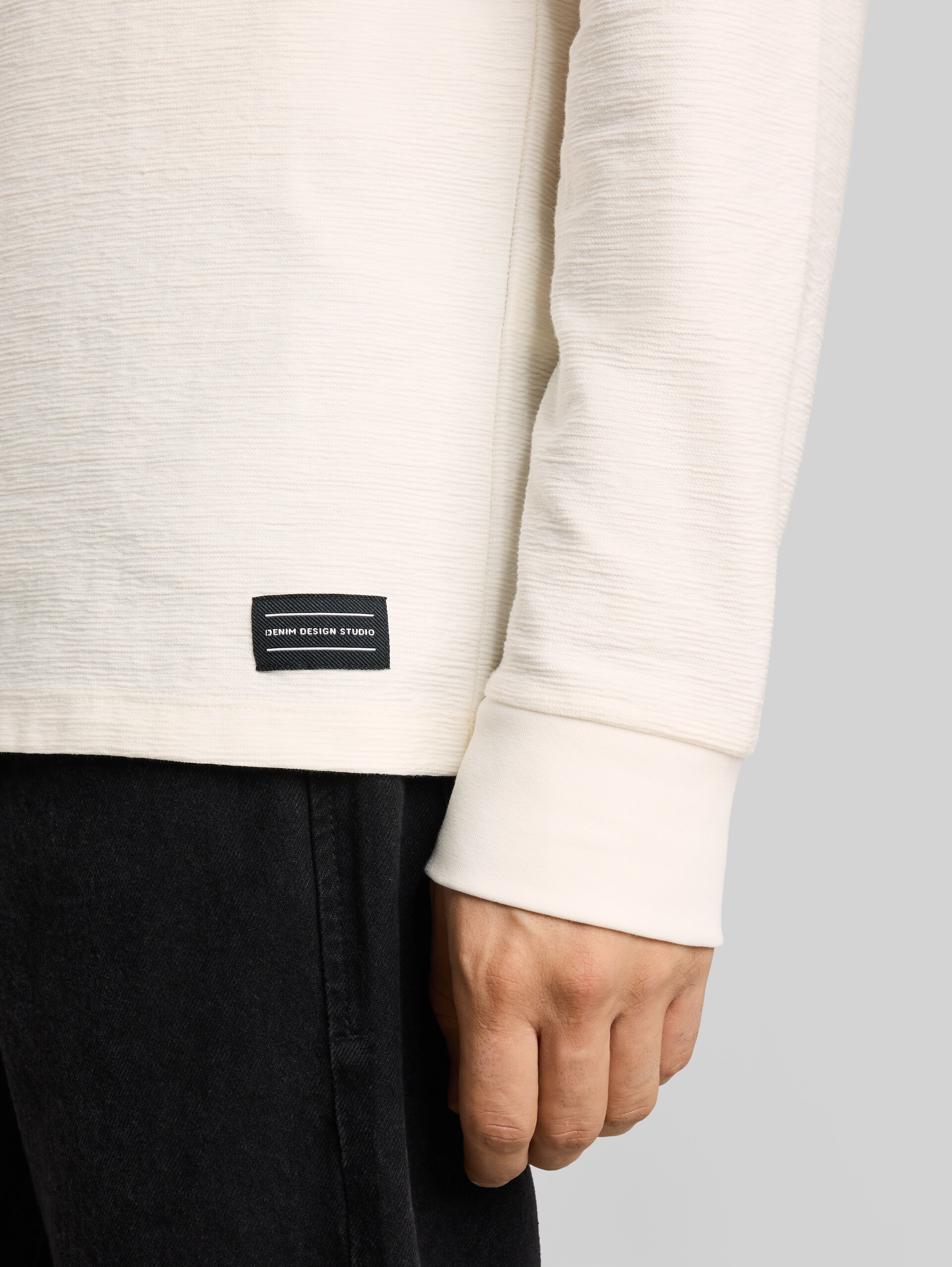 Langarmshirt mit Logo-Badge - Gardenia White - Detail-Model-Ansicht