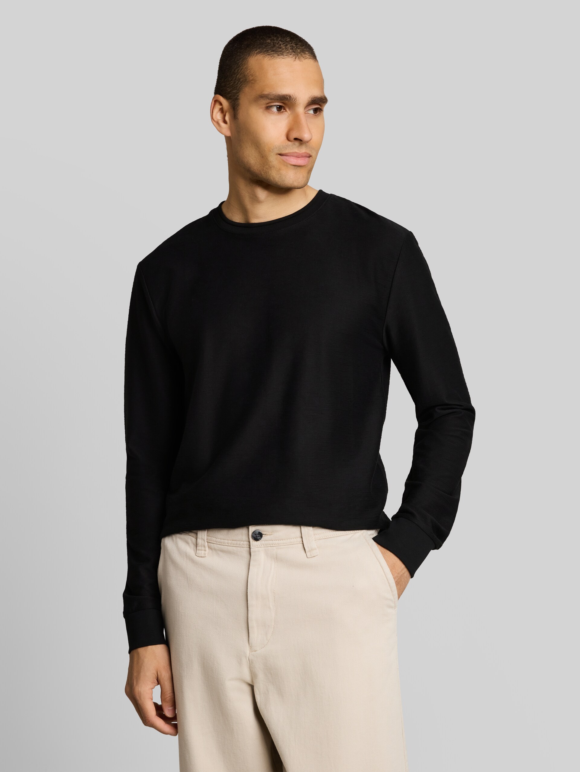 Langarmshirt mit Logo-Badge - Black - Ausschnitt Model-Vorderansicht