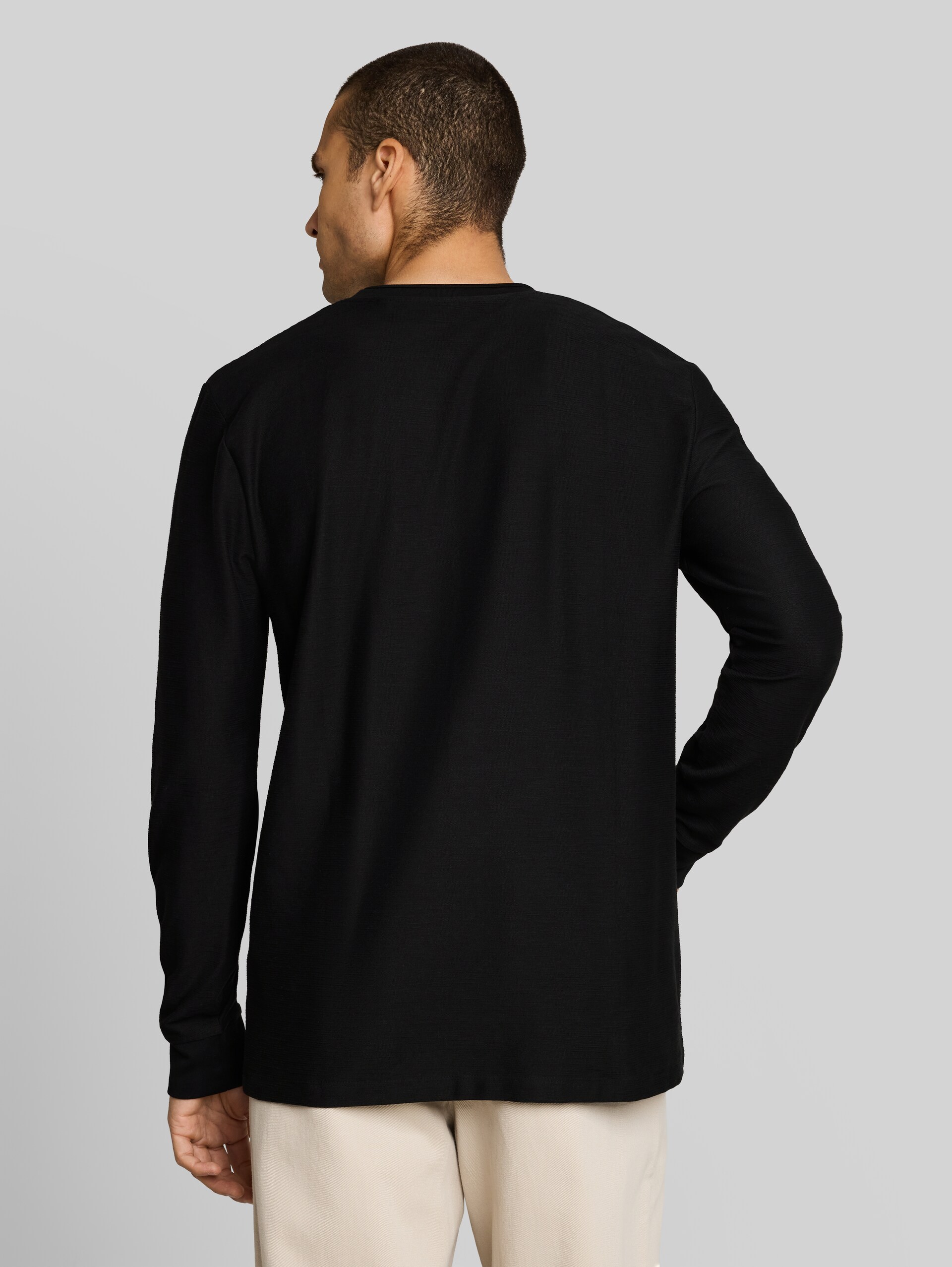 Langarmshirt mit Logo-Badge - Black - Auschnitt Model-Rückansicht