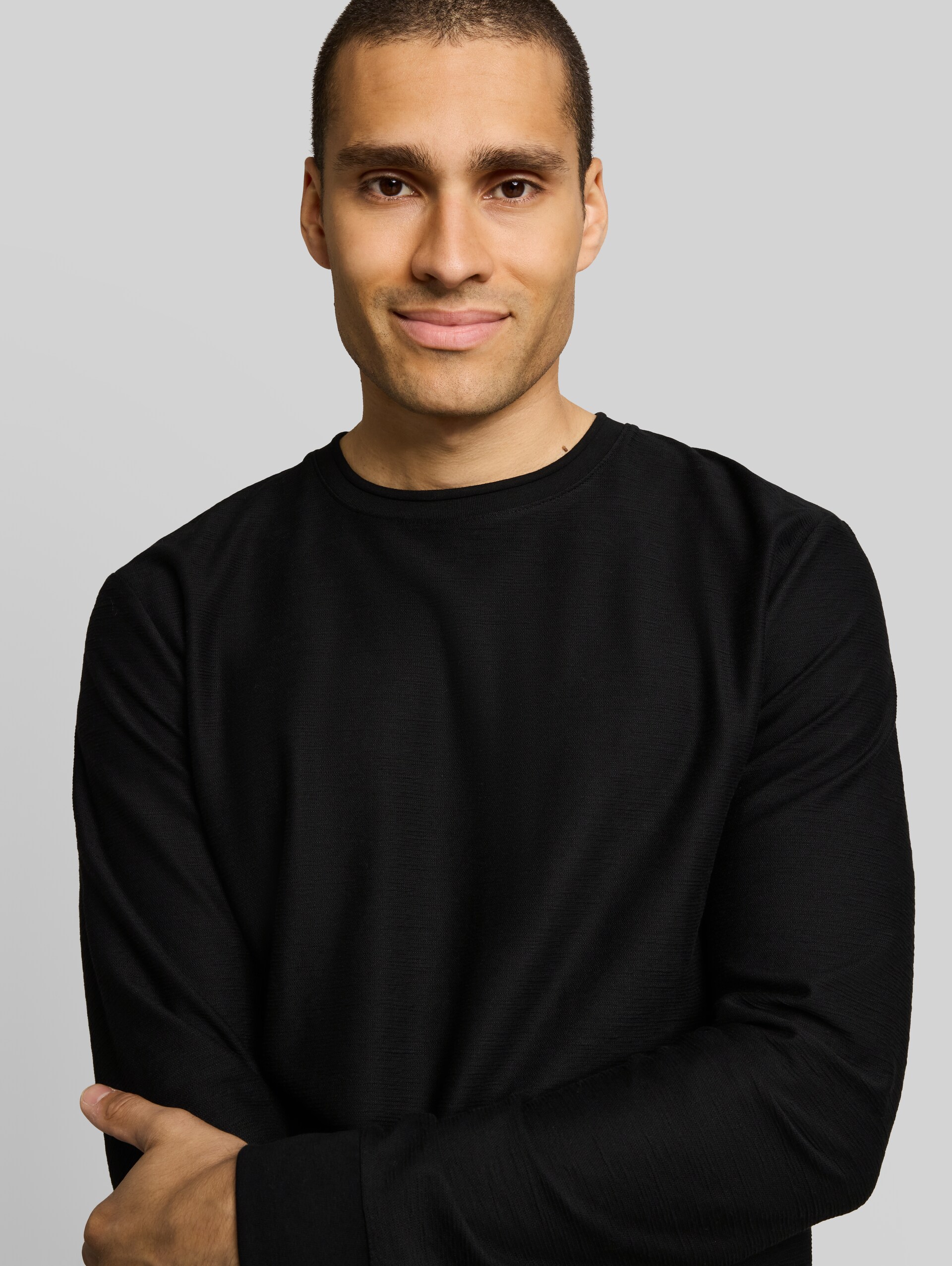 Langarmshirt mit Logo-Badge - Black - Detail-Model-Ansicht