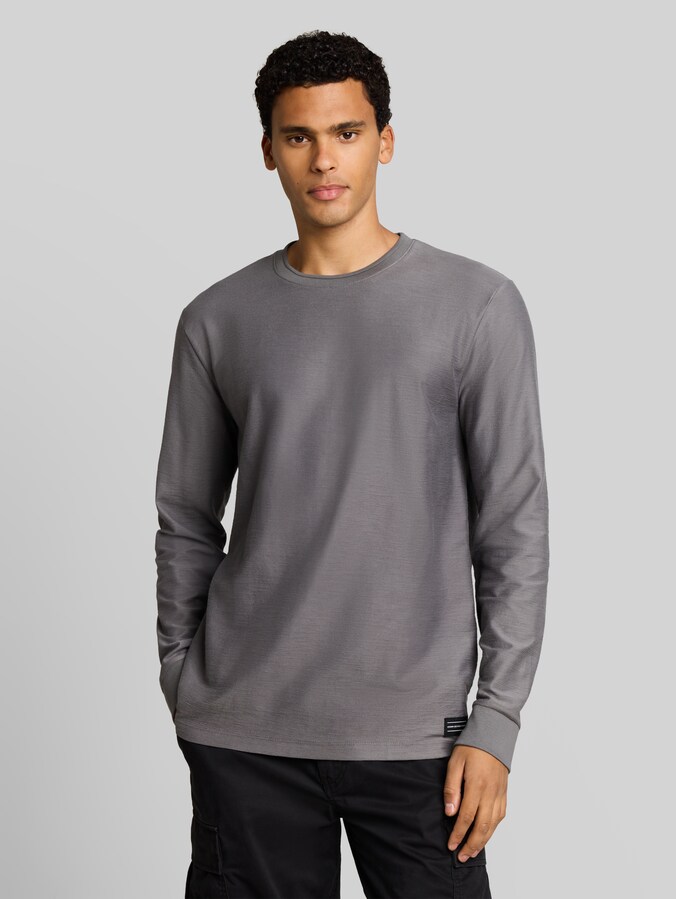 T-shirt à manches longues avec écusson logo par Denim Male, classic grey