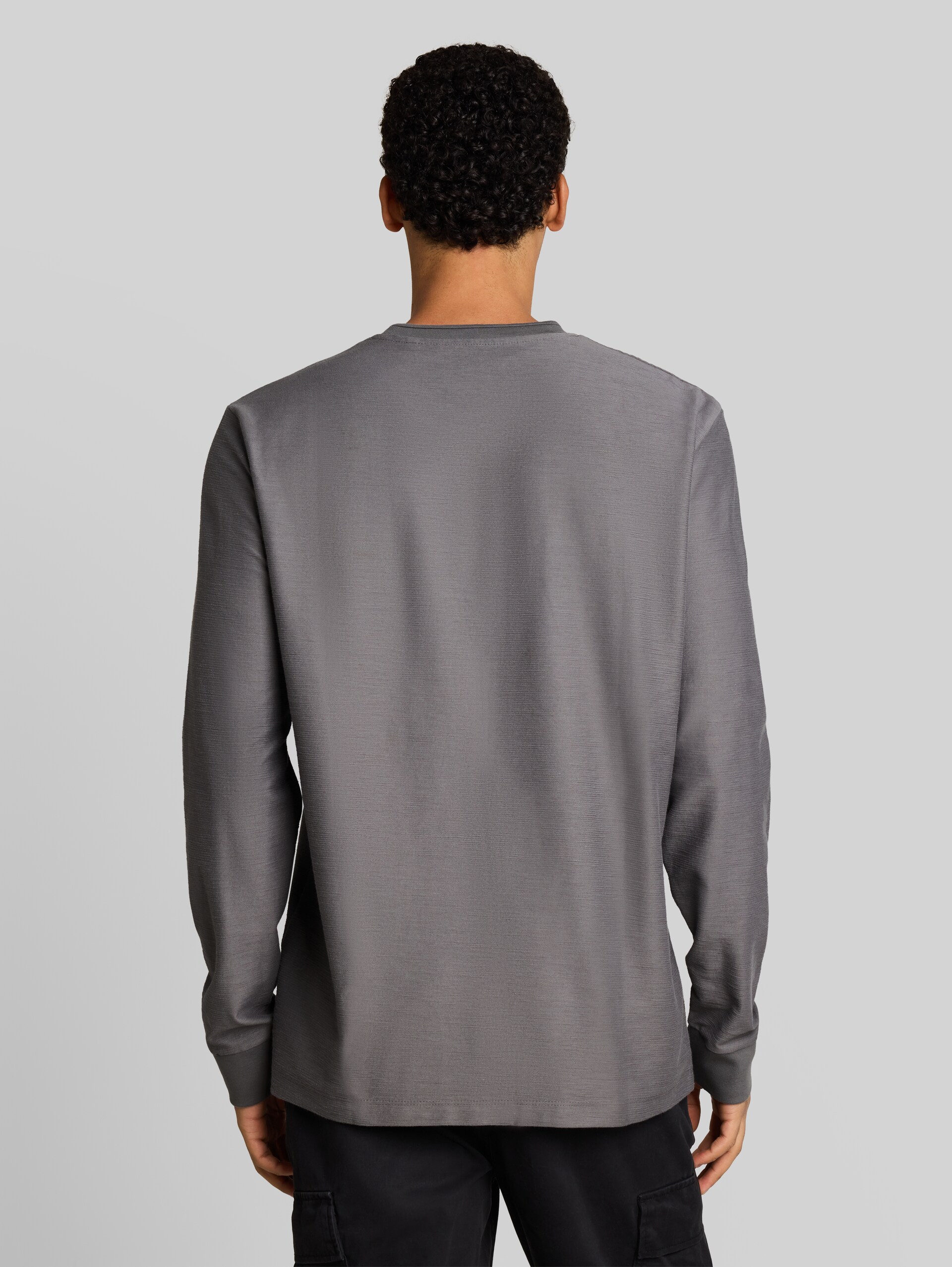 Langarmshirt mit Logo-Badge - classic grey - Auschnitt Model-Rückansicht