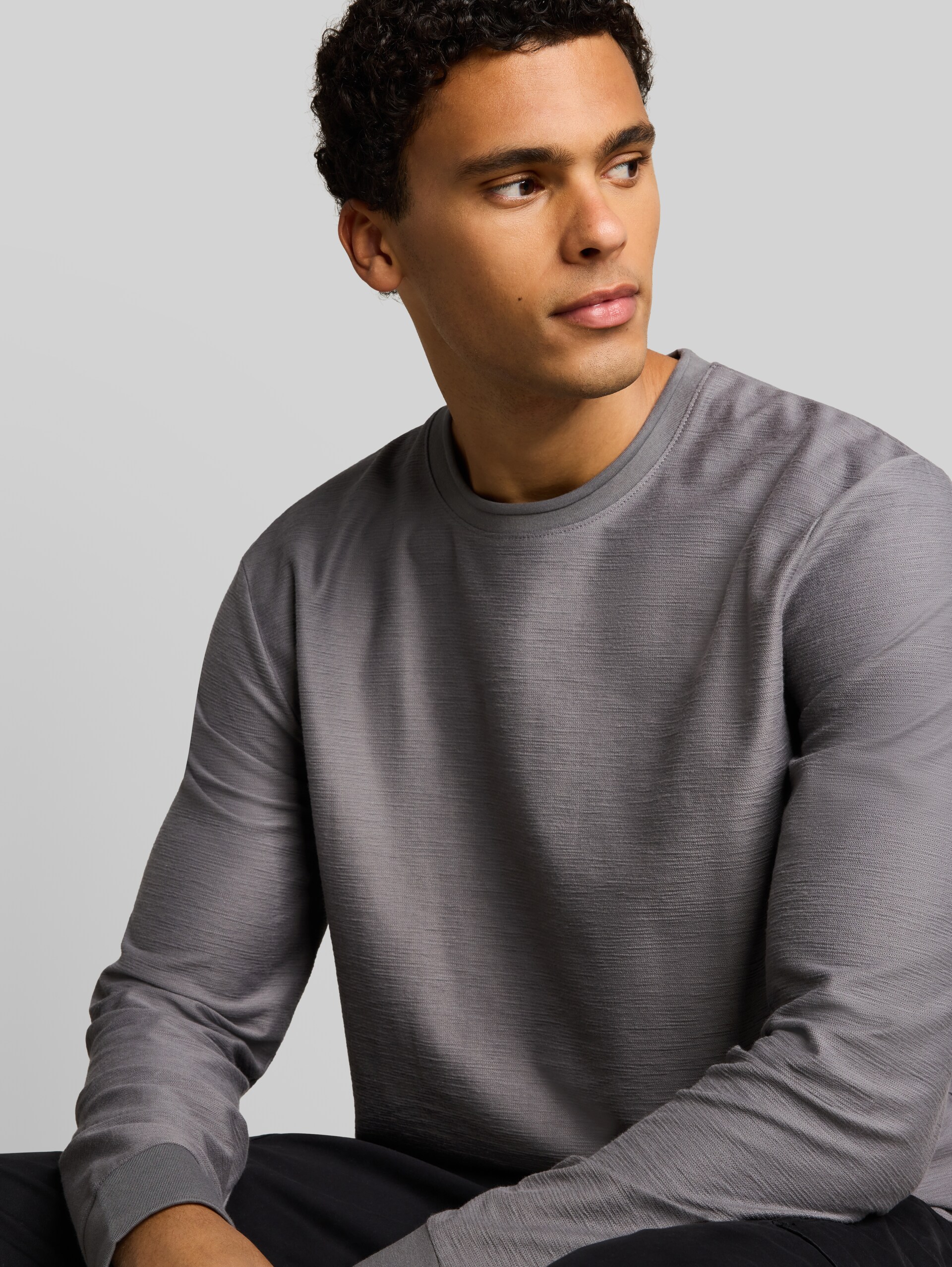 Langarmshirt mit Logo-Badge - classic grey - Detail-Model-Ansicht