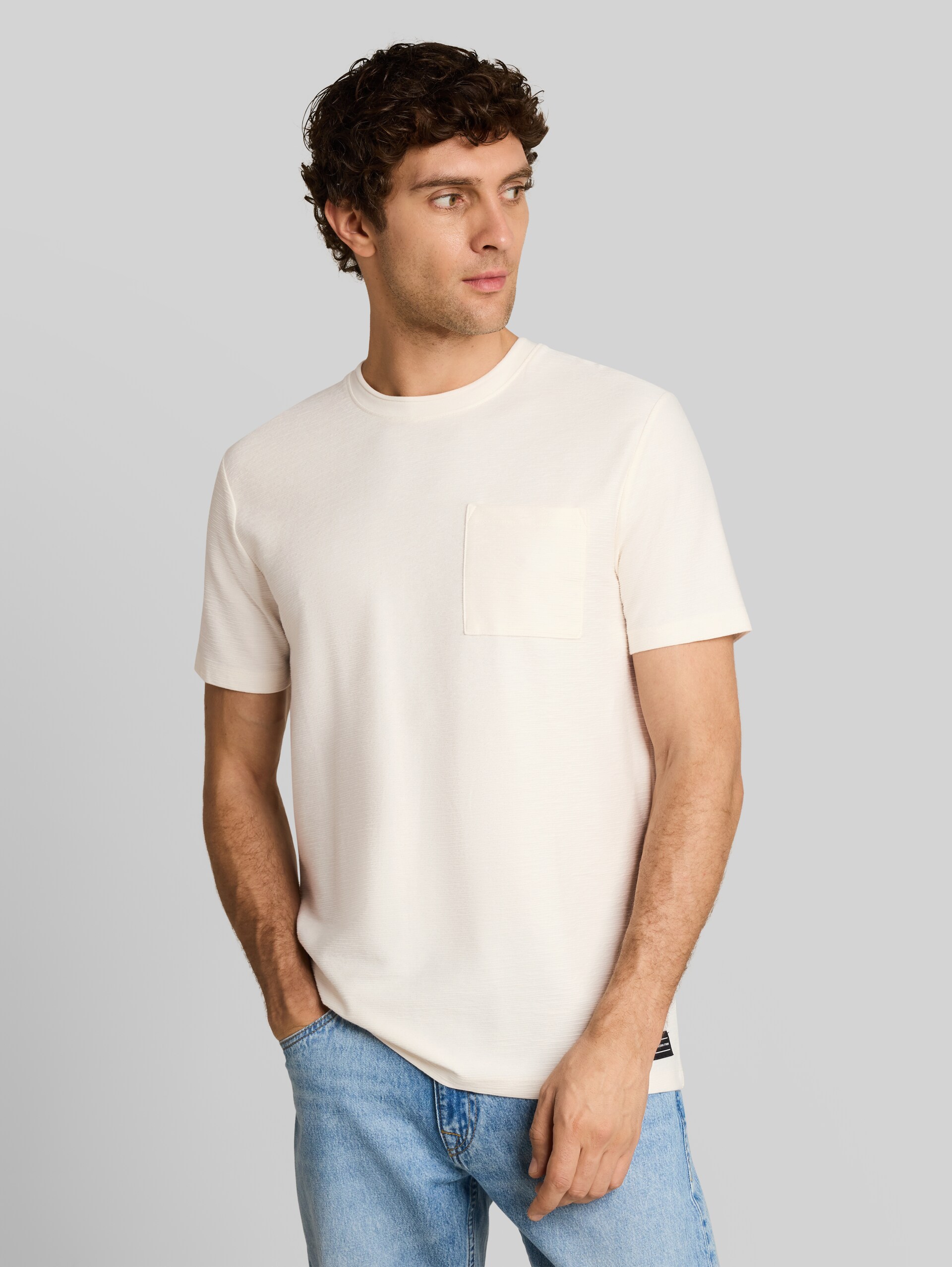 T-Shirt mit Brusttasche - Gardenia White - Ausschnitt Model-Vorderansicht