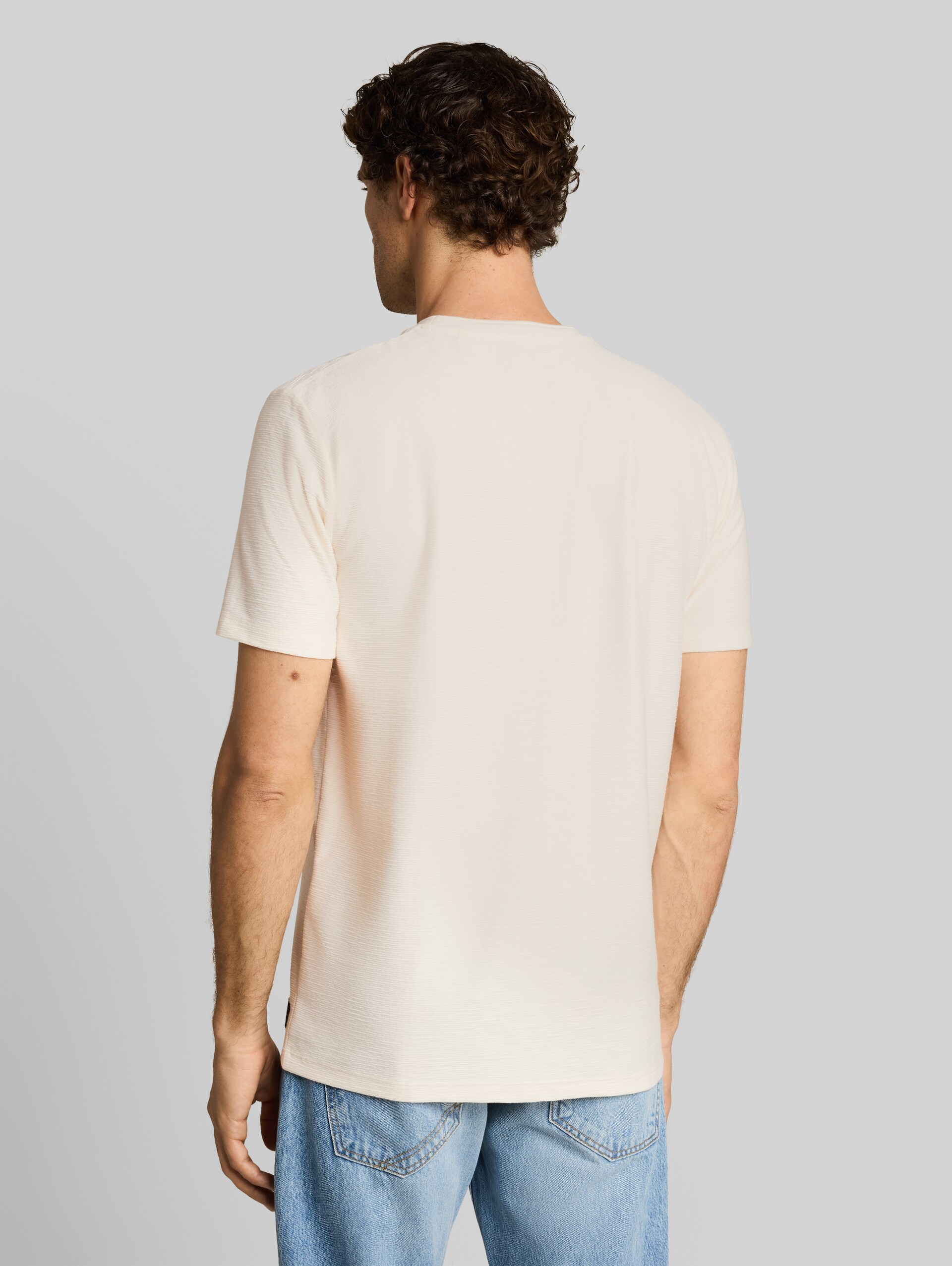 T-Shirt mit Brusttasche - Gardenia White - Auschnitt Model-Rückansicht