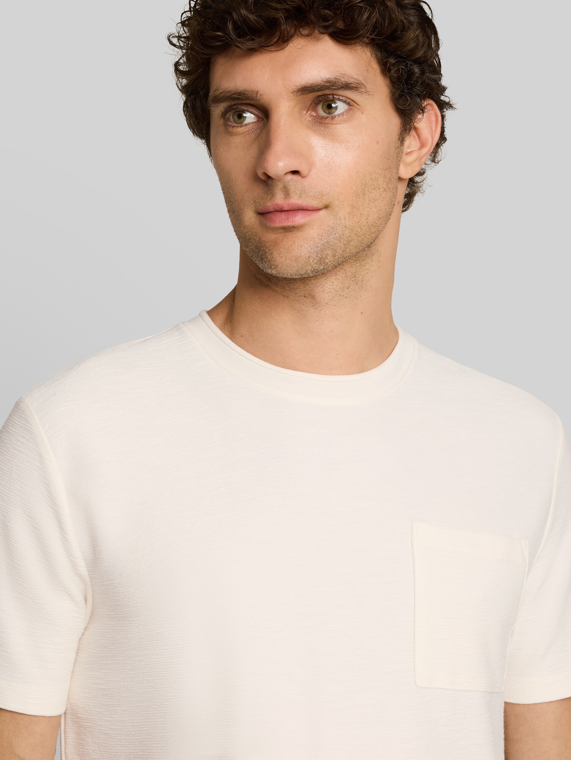 T-Shirt mit Brusttasche - Gardenia White - Detail-Model-Ansicht