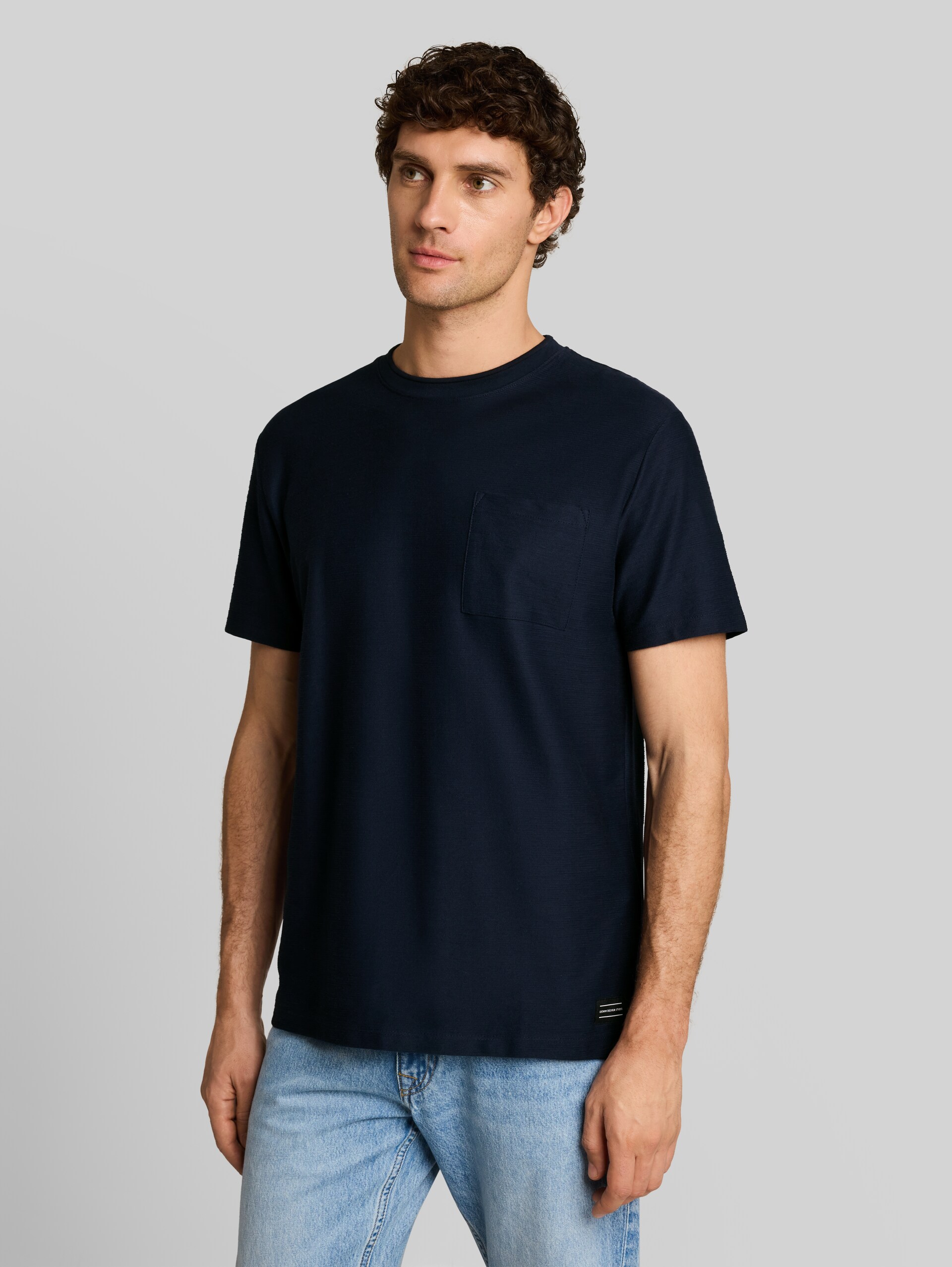 T-Shirt mit Brusttasche - sky captain blue - Ausschnitt Model-Vorderansicht