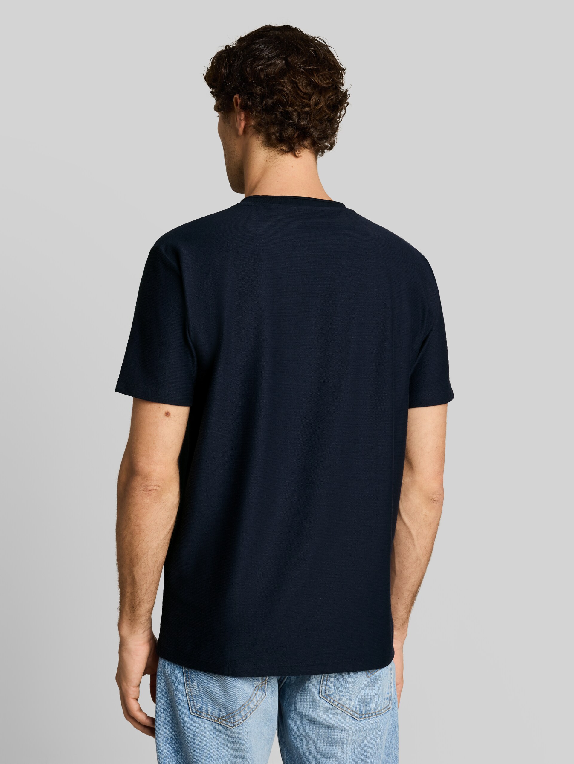 T-Shirt mit Brusttasche - sky captain blue - Auschnitt Model-Rückansicht