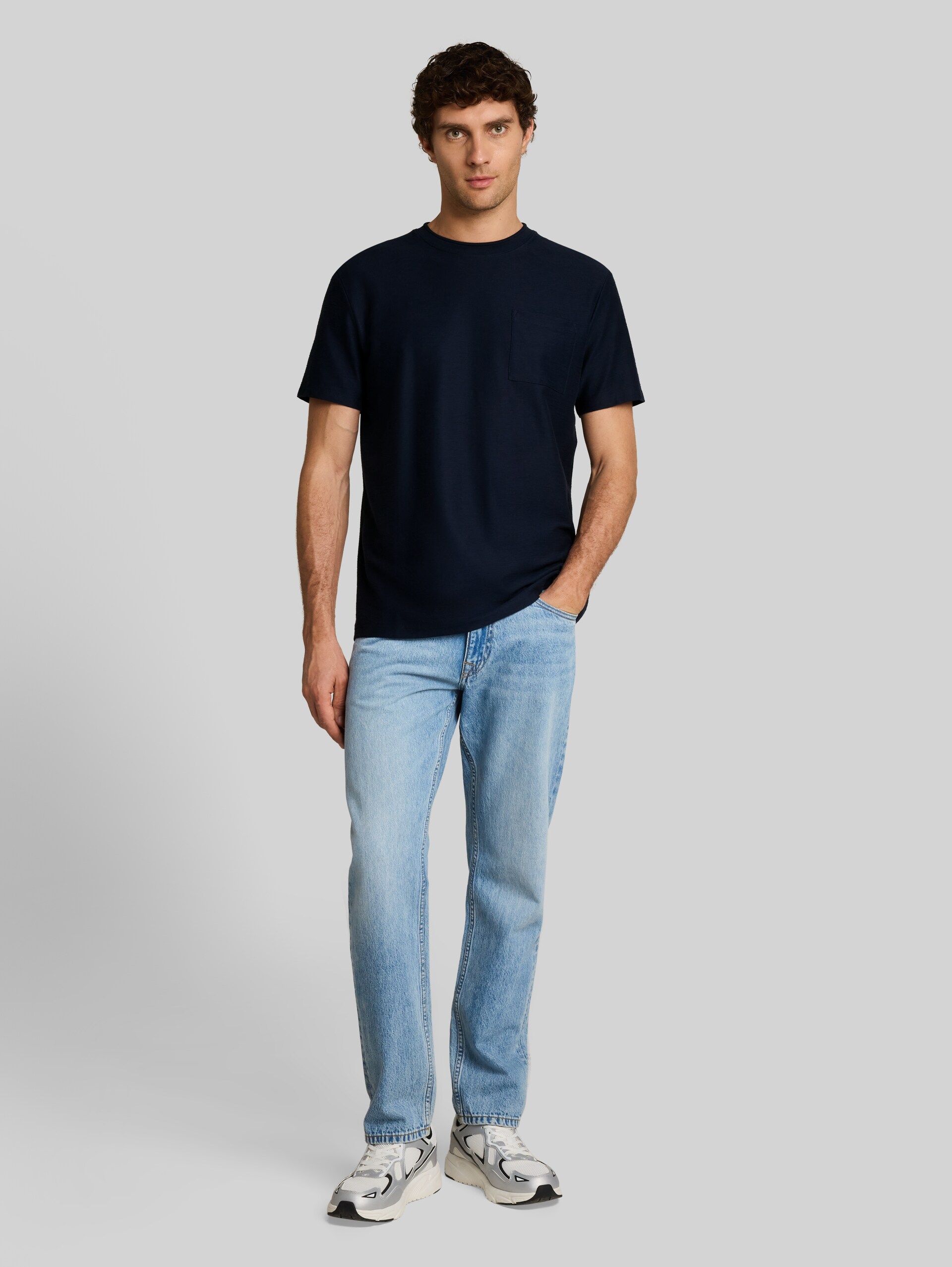 T-Shirt mit Brusttasche - sky captain blue - Model-Vorderansicht