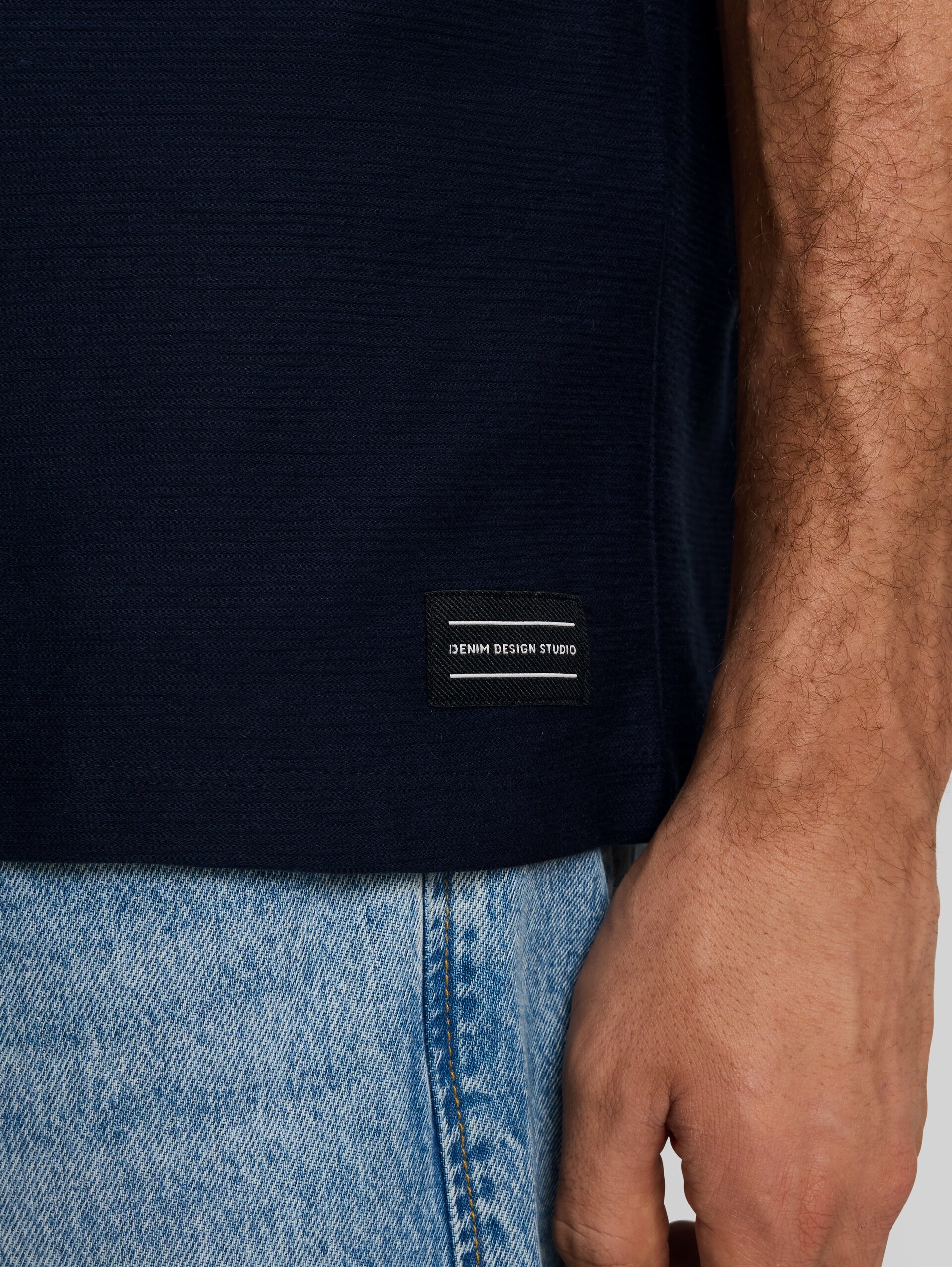 T-Shirt mit Brusttasche - sky captain blue - Detail-Model-Ansicht