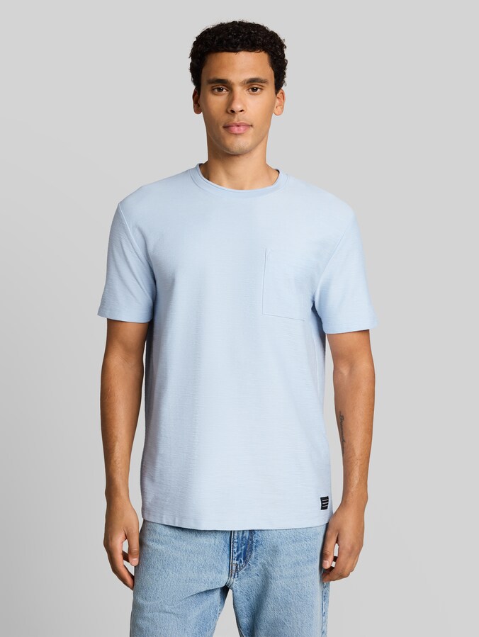 T-shirt avec poche poitrine par Denim Male, Light Metal Blue