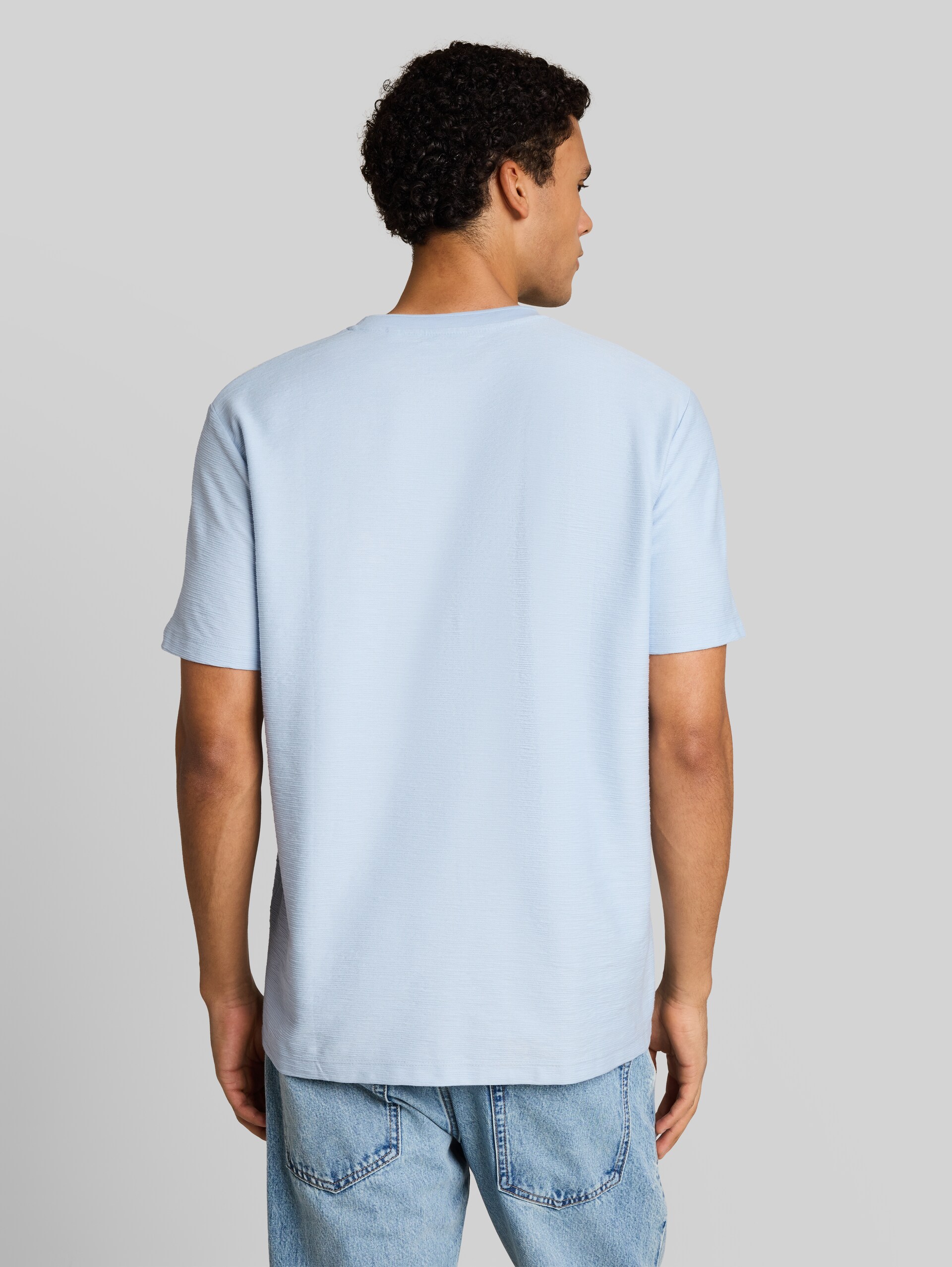 T-Shirt mit Brusttasche - Light Metal Blue - Auschnitt Model-Rückansicht