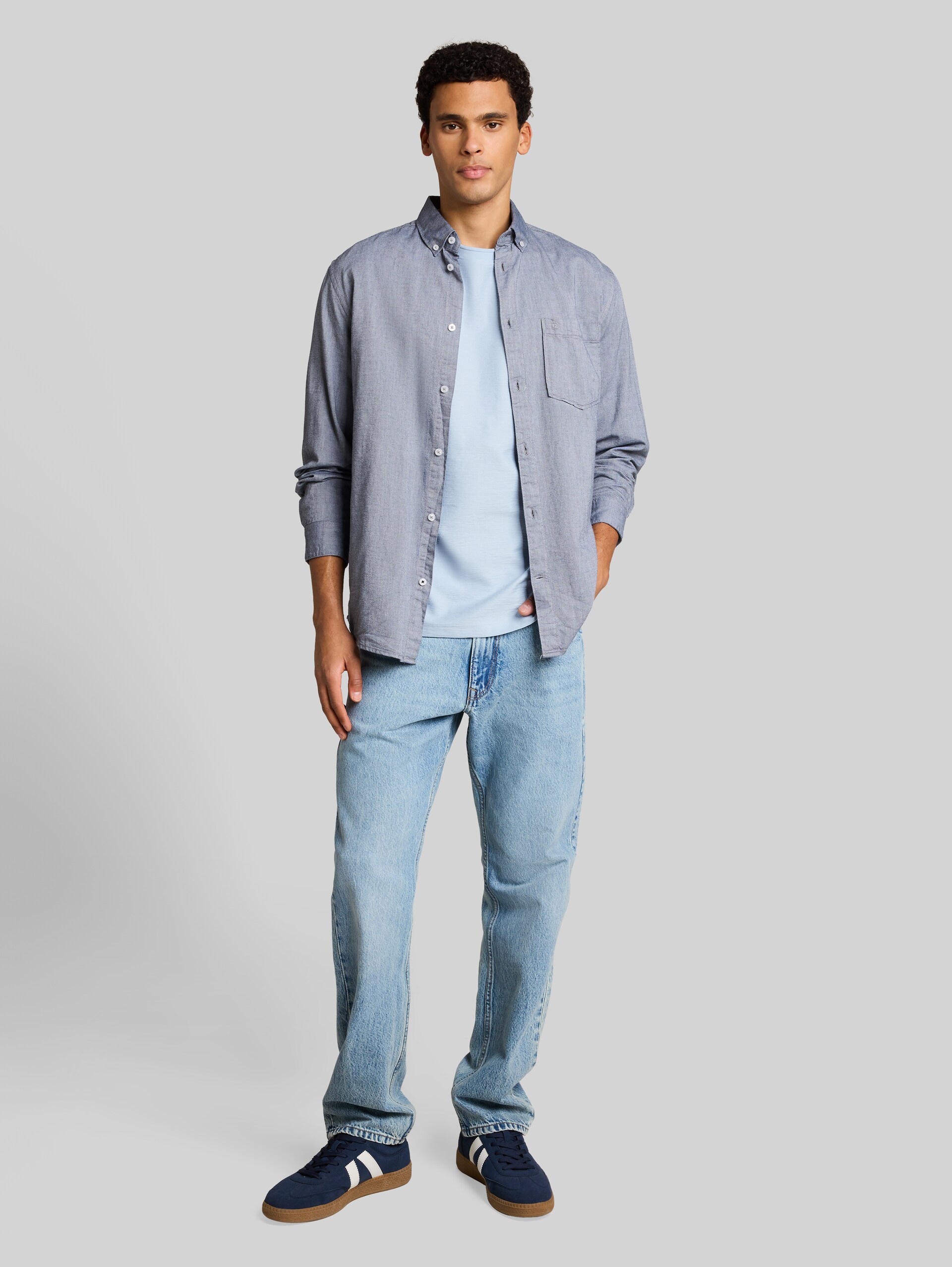 T-Shirt mit Brusttasche - Light Metal Blue - Model-Vorderansicht