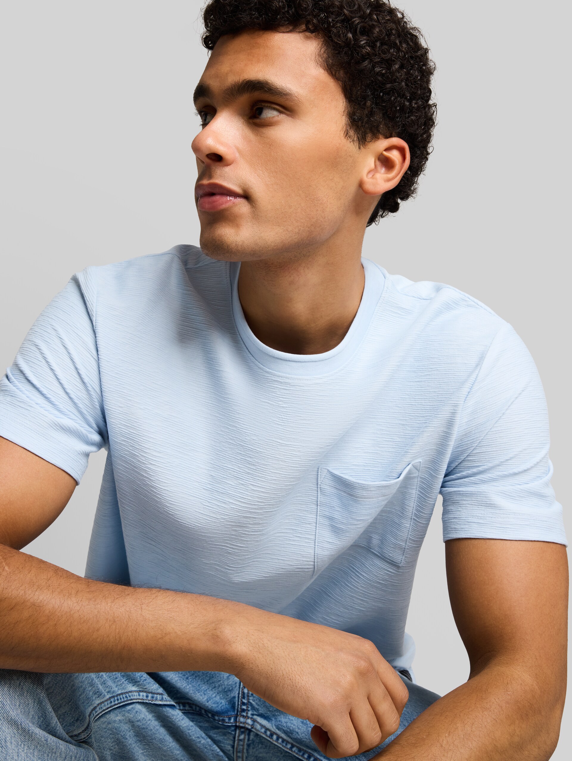 T-Shirt mit Brusttasche - Light Metal Blue - Detail-Model-Ansicht