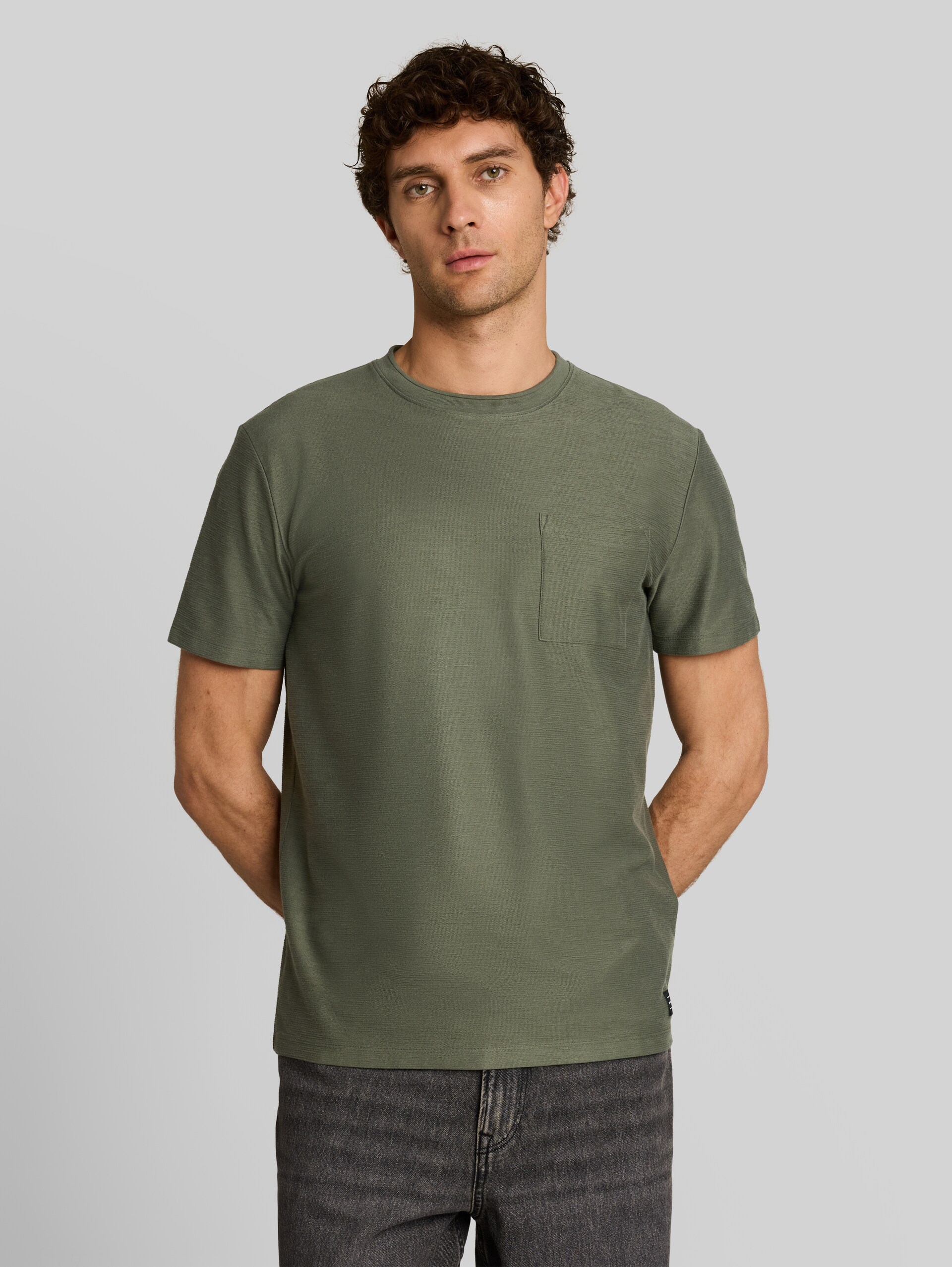 T-shirt met borstzak - urban olive green - Nek model vooraanzicht