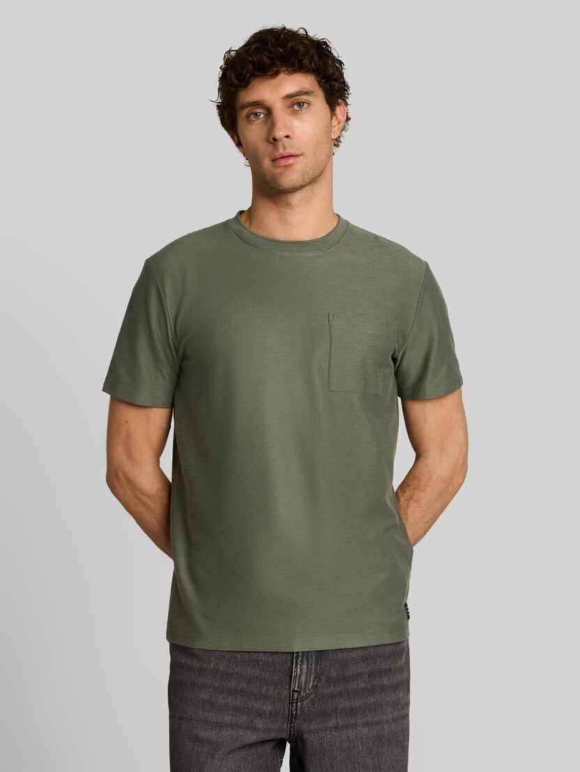 T-shirt met borstzak door Denim Male, urban olive green